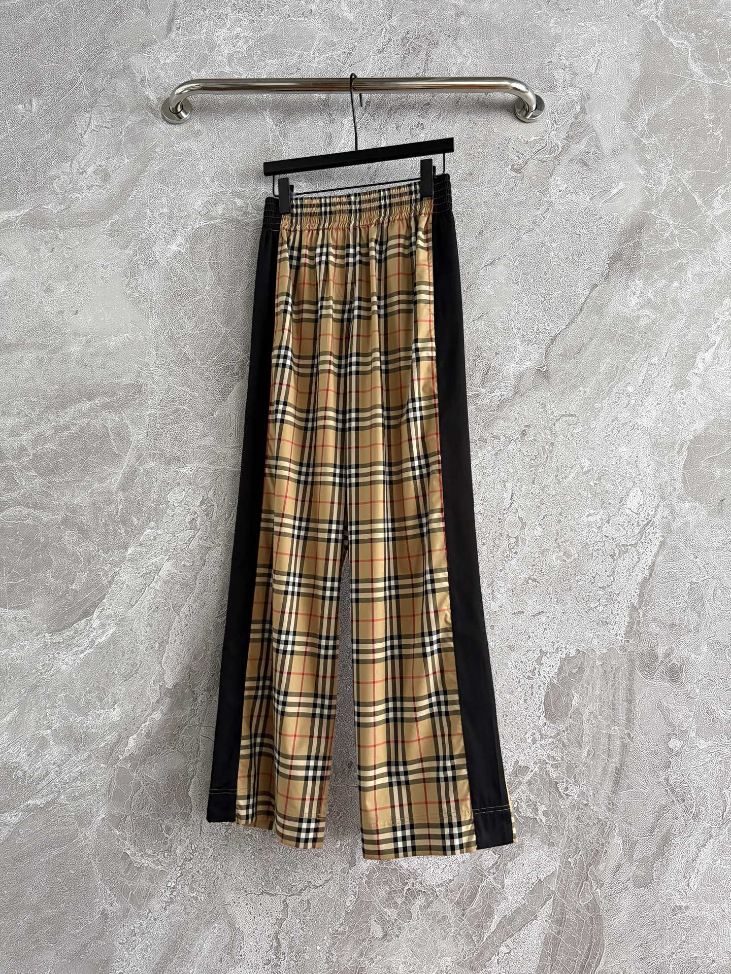 现货‼️‼️🛒款号4170/格纹休闲裤✨色织精纺格纹定位裁片对格，高腰松紧弹力腰围，融入对比感侧边条纹，