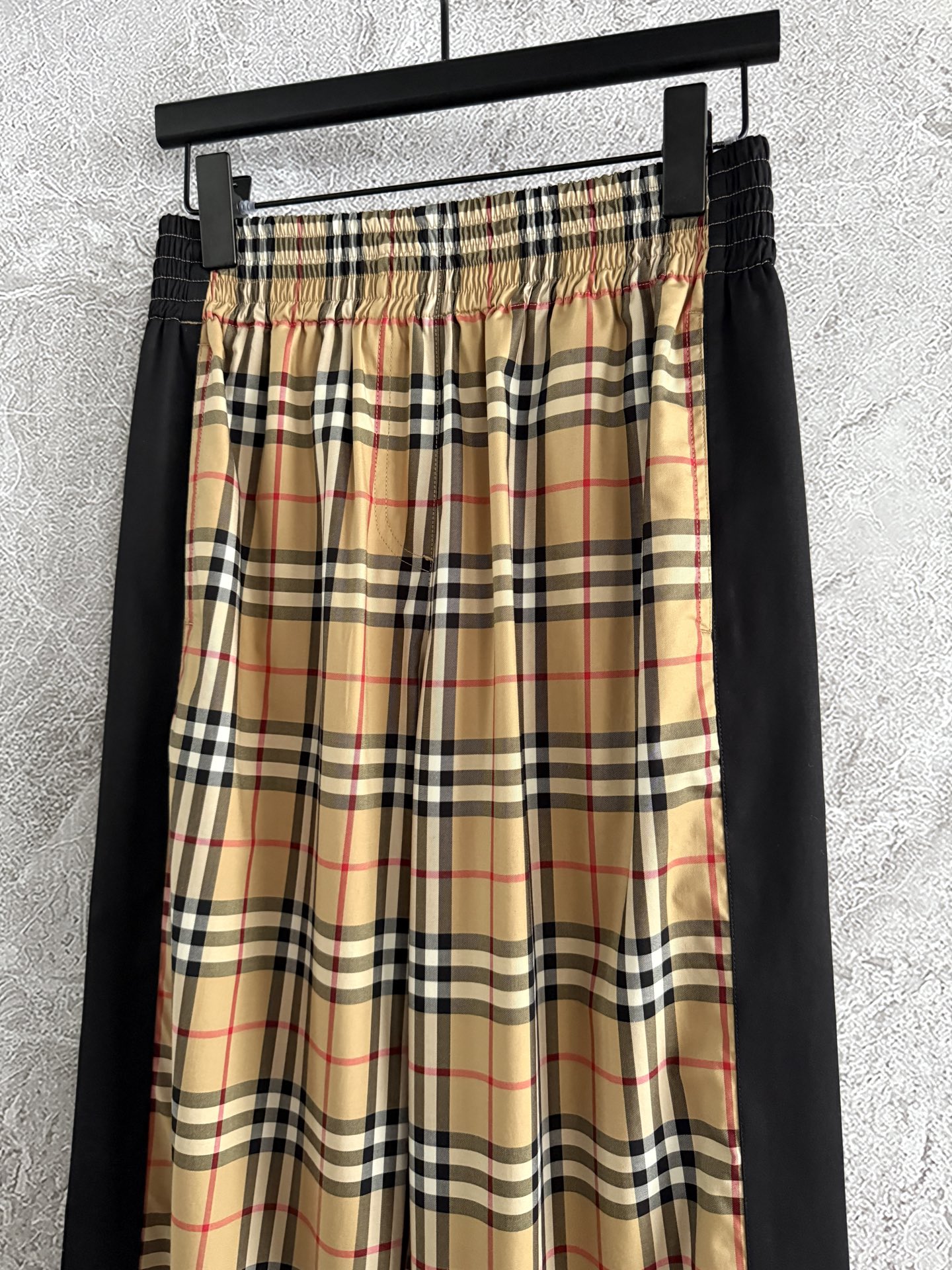 现货‼️‼️🛒款号4170/格纹休闲裤✨色织精纺格纹定位裁片对格，高腰松紧弹力腰围，融入对比感侧边条纹，