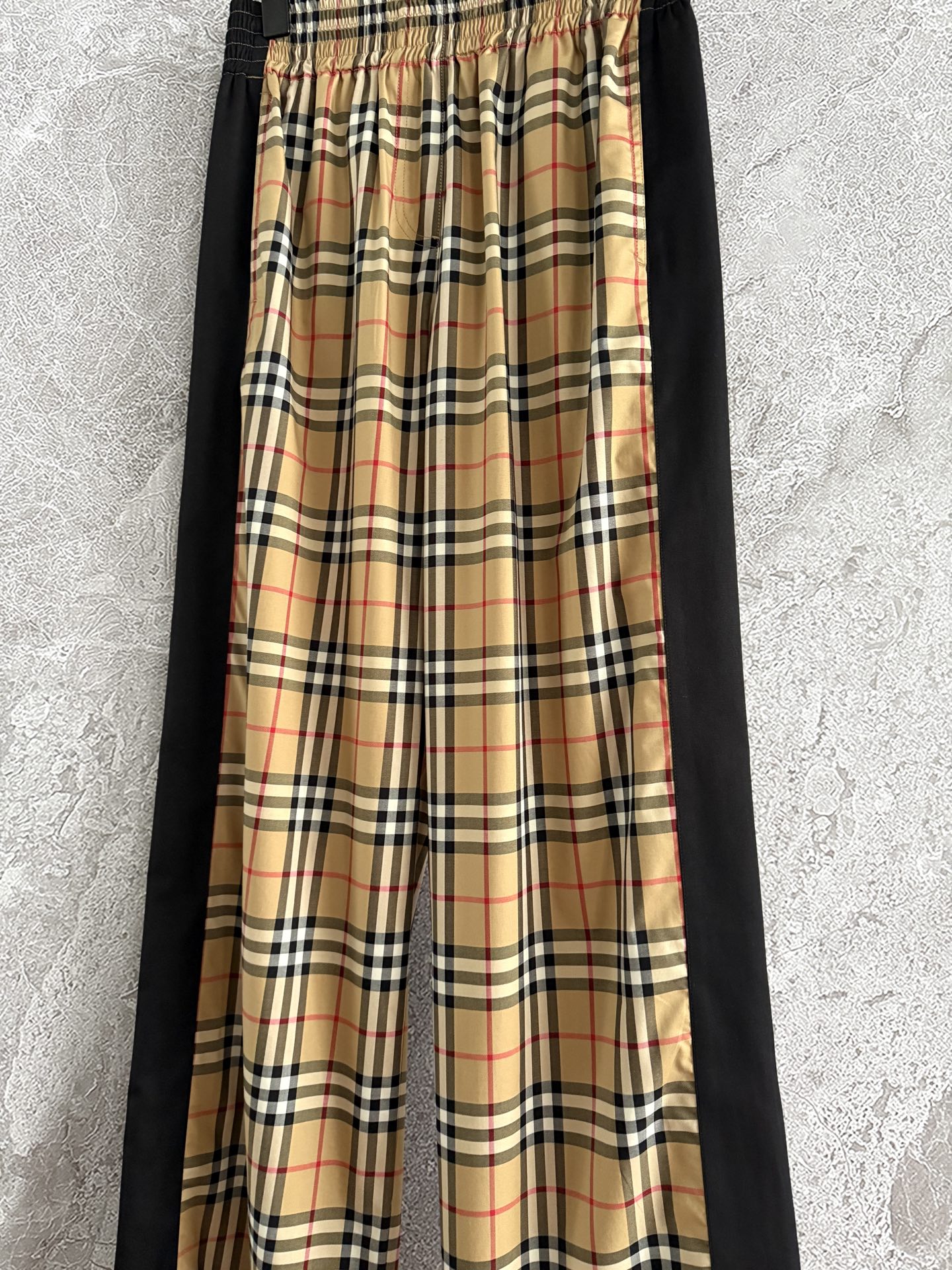 现货‼️‼️🛒款号4170/格纹休闲裤✨色织精纺格纹定位裁片对格，高腰松紧弹力腰围，融入对比感侧边条纹，