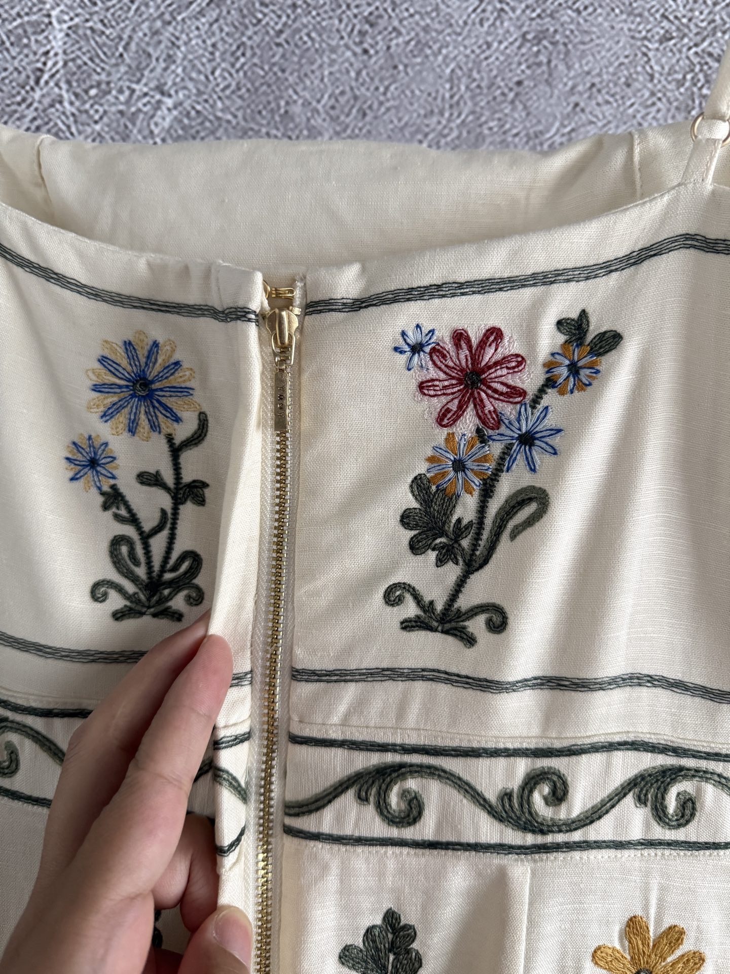 全身定位绣花连衣裙✨永远会为这样的工艺质感心动，非常灵动的精致立体感，值得细品，超越连衣裙本身的艺术价值