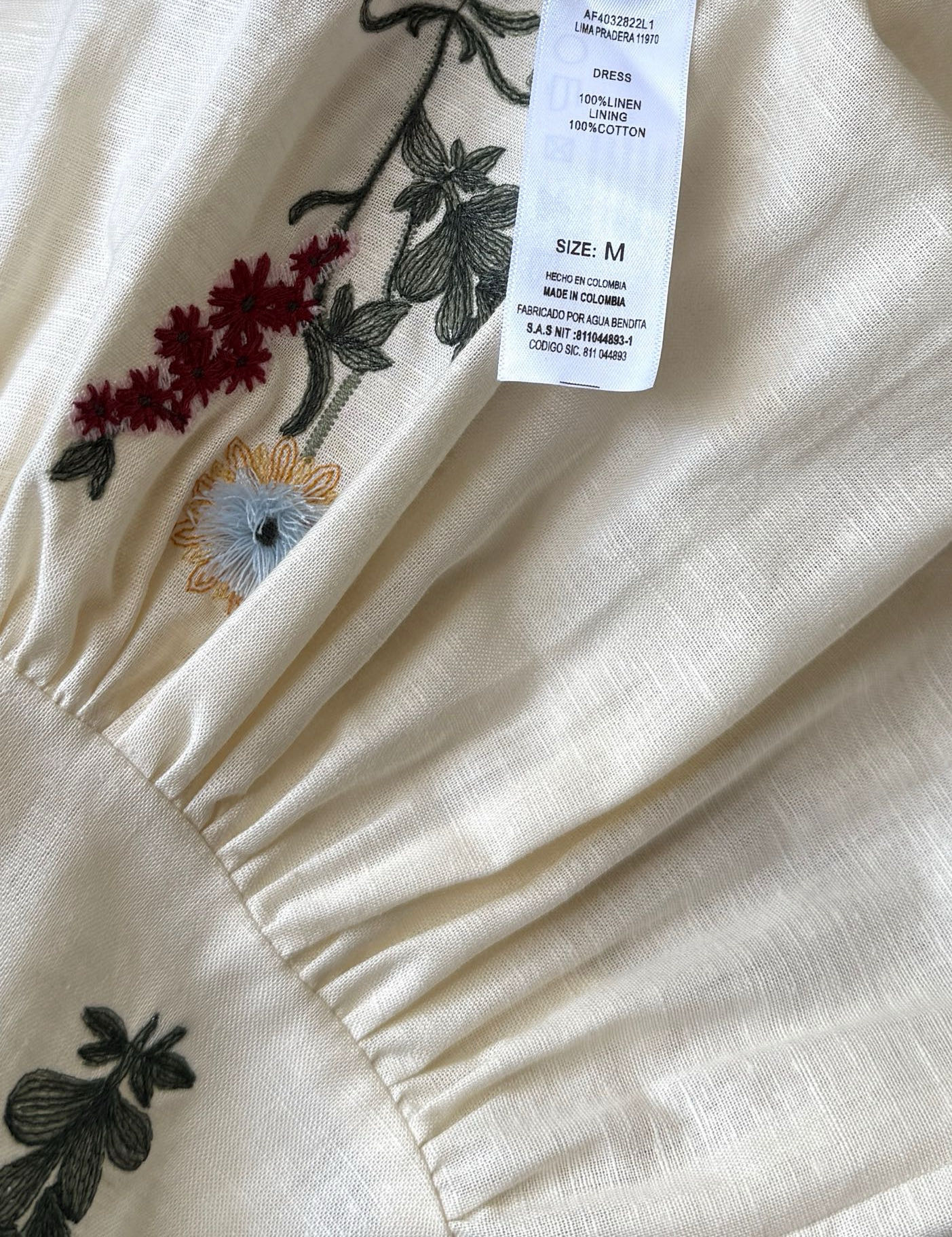 全身定位绣花连衣裙✨永远会为这样的工艺质感心动，非常灵动的精致立体感，值得细品，超越连衣裙本身的艺术价值