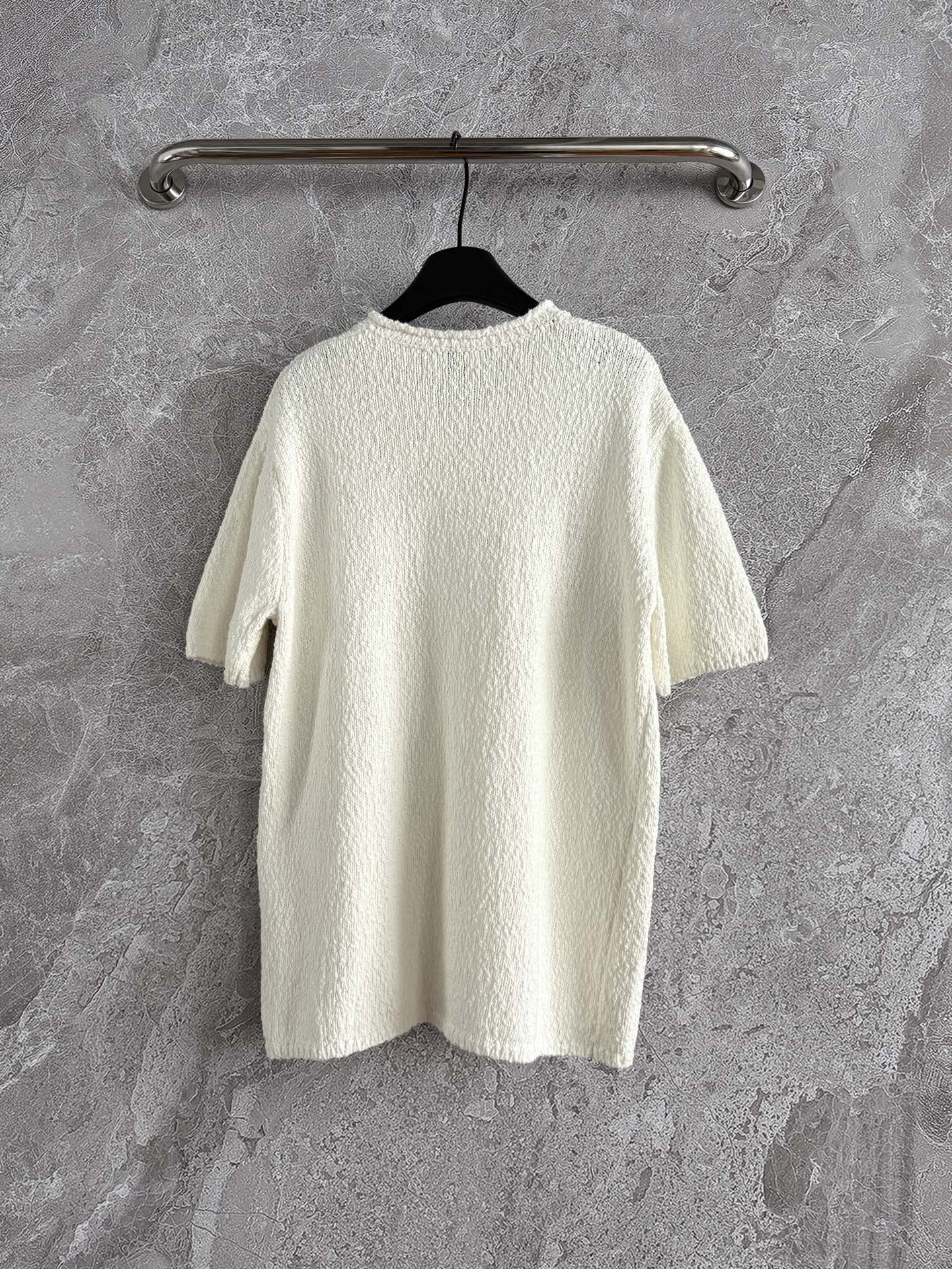 现货‼️‼️/净白肌理针织衫✨全棉绒感针织材质足够舒适绵软，宽松版型上身舒适无束缚感，兼顾舒适与造型，一