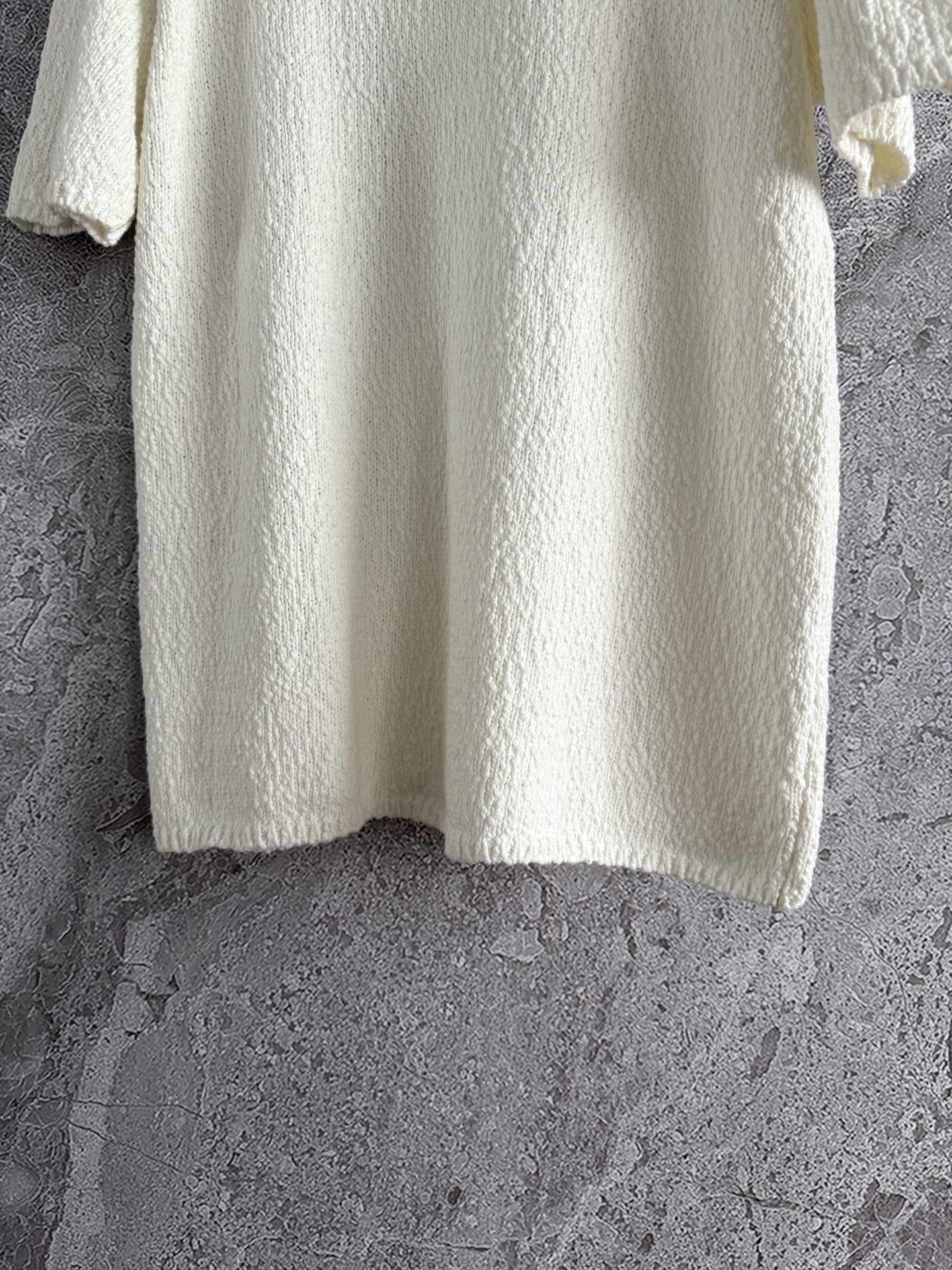 现货‼️‼️/净白肌理针织衫✨全棉绒感针织材质足够舒适绵软，宽松版型上身舒适无束缚感，兼顾舒适与造型，一