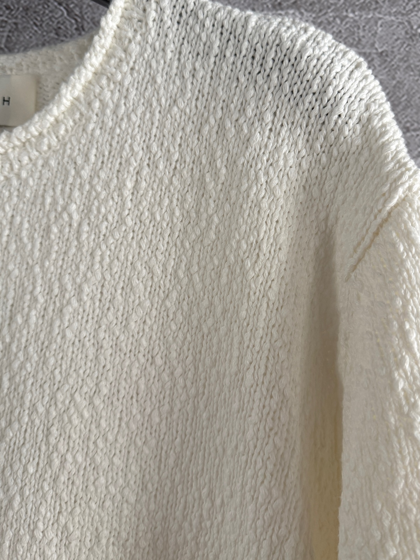 现货‼️‼️/净白肌理针织衫✨全棉绒感针织材质足够舒适绵软，宽松版型上身舒适无束缚感，兼顾舒适与造型，一