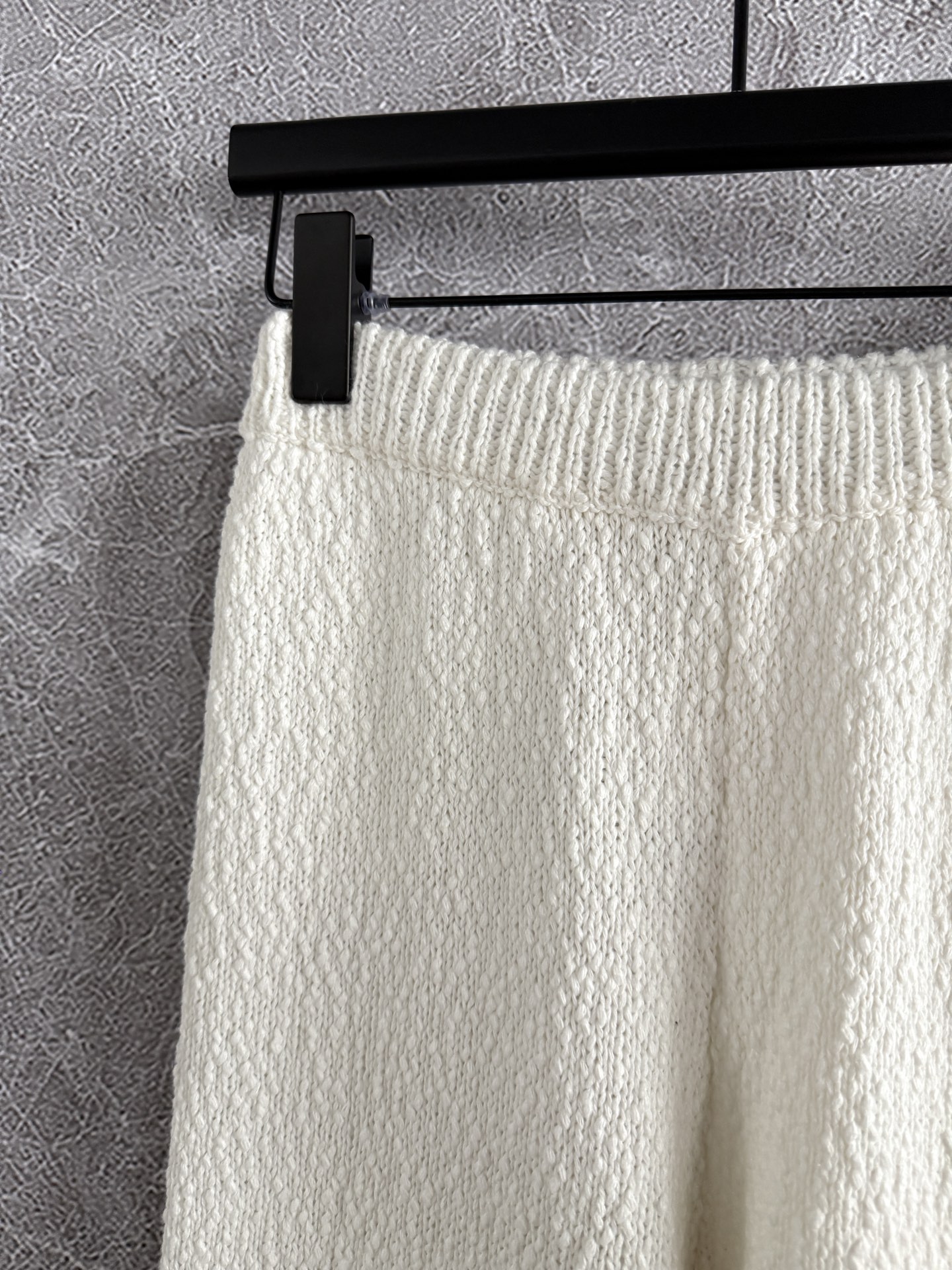 现货‼️‼️/净白肌理针织裤✨全棉绒感针织材质足够舒适绵软，松紧弹力腰头上身舒适无束缚感，一套穿搭上身挺