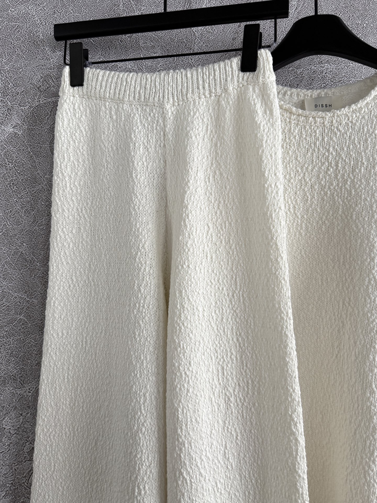 现货‼️‼️/净白肌理针织裤✨全棉绒感针织材质足够舒适绵软，松紧弹力腰头上身舒适无束缚感，一套穿搭上身挺