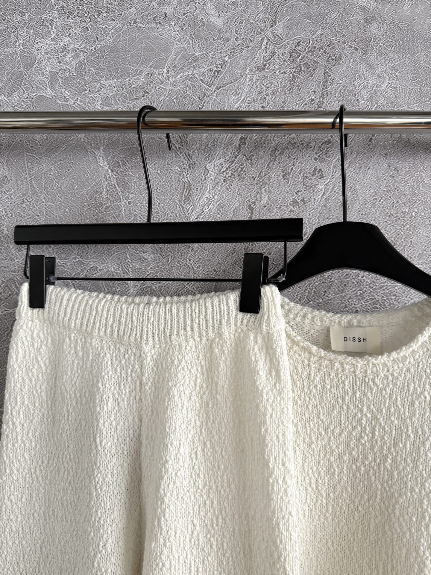 现货‼️‼️/净白肌理针织裤✨全棉绒感针织材质足够舒适绵软，松紧弹力腰头上身舒适无束缚感，一套穿搭上身挺