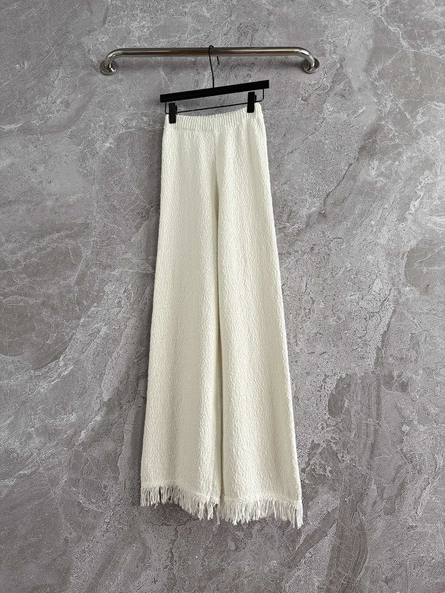 现货‼️‼️/净白肌理针织裤✨全棉绒感针织材质足够舒适绵软，松紧弹力腰头上身舒适无束缚感，一套穿搭上身挺