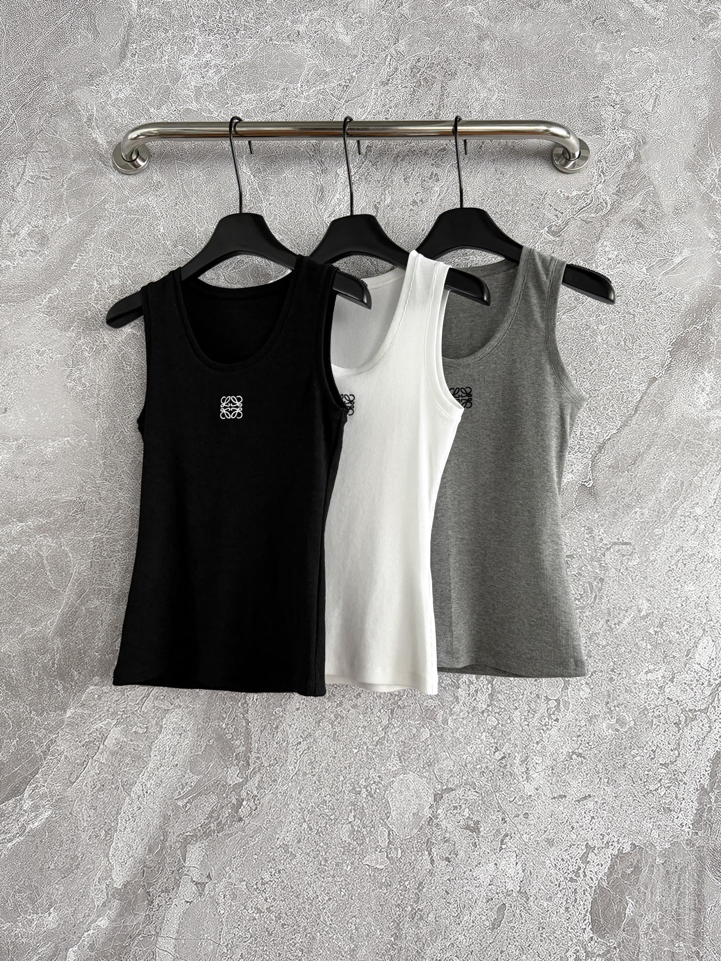 现货‼️‼️🛒款号5/logo刺绣背心✨休闲运动小背心，螺纹抗条弹力棉面料，弹力很大，恰到好处的领口和腋