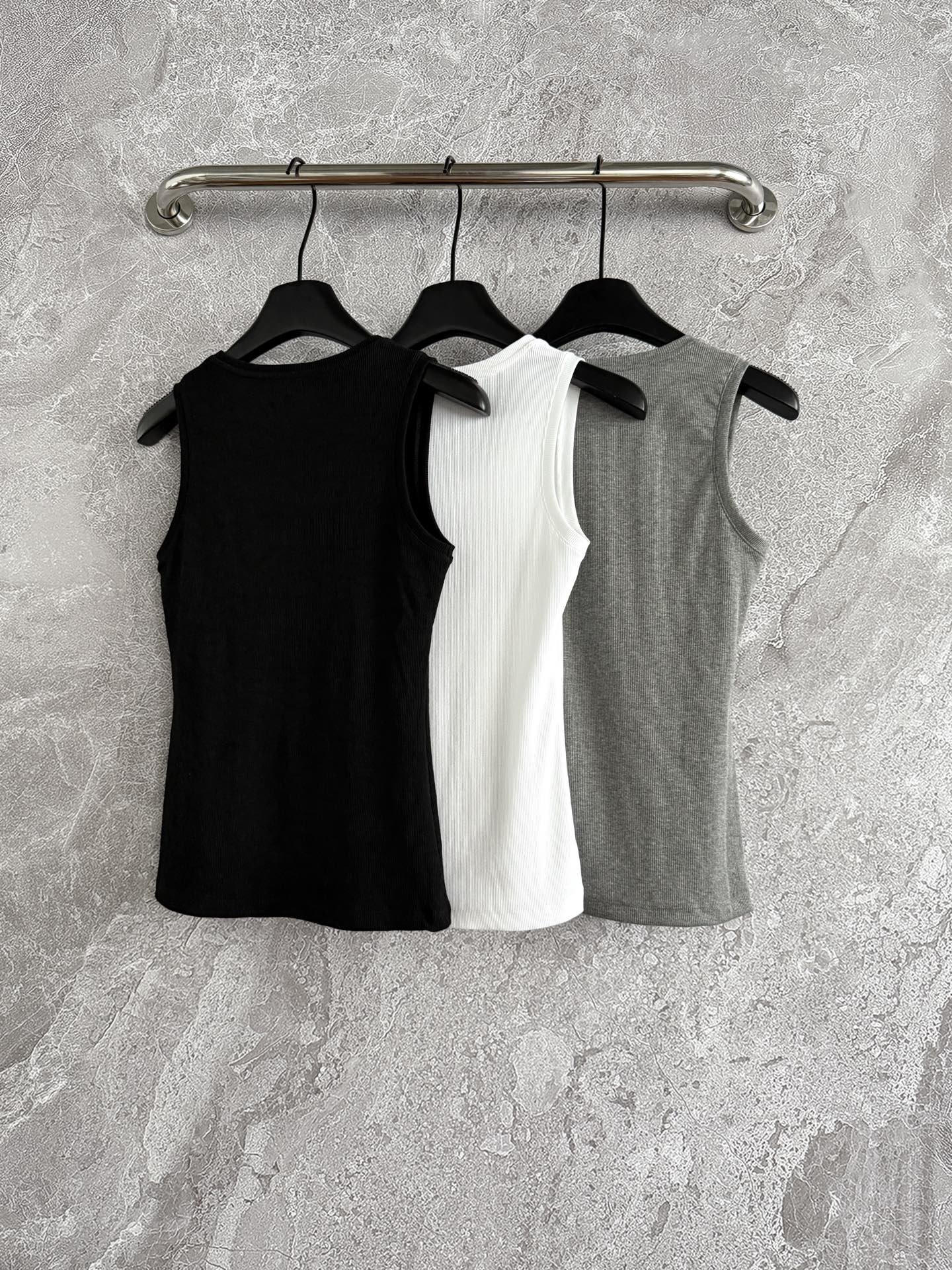 现货‼️‼️🛒款号5/logo刺绣背心✨休闲运动小背心，螺纹抗条弹力棉面料，弹力很大，恰到好处的领口和腋