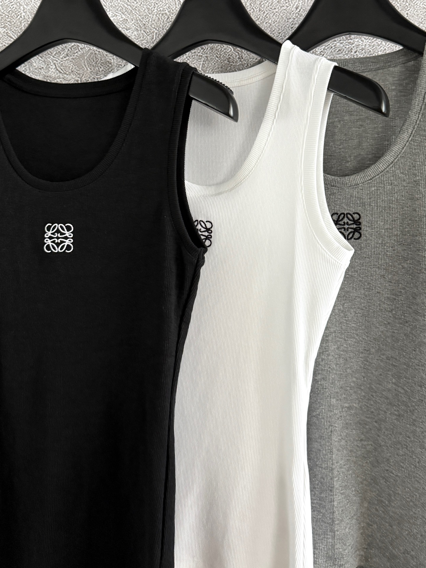 现货‼️‼️🛒款号5/logo刺绣背心✨休闲运动小背心，螺纹抗条弹力棉面料，弹力很大，恰到好处的领口和腋