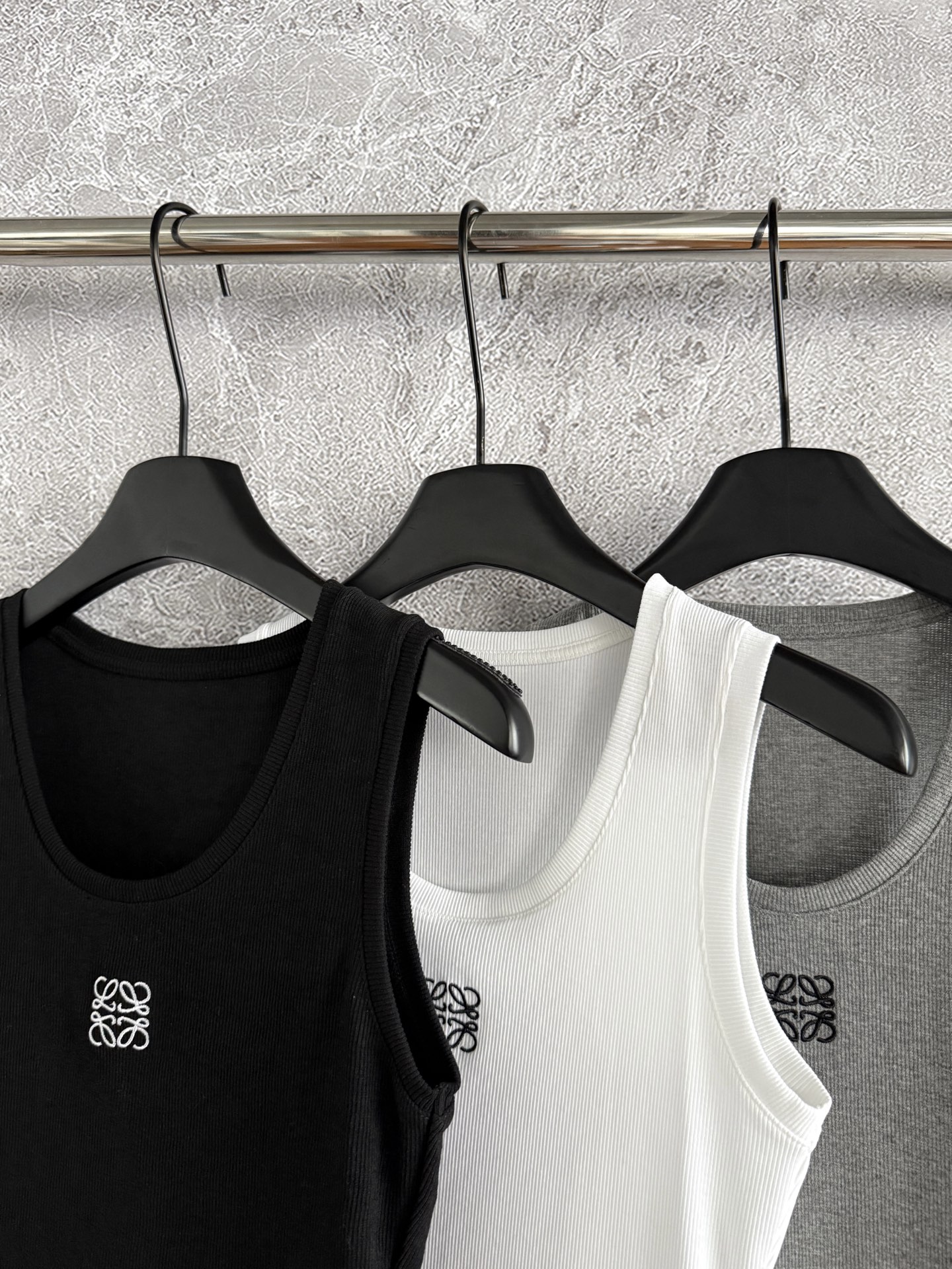 现货‼️‼️🛒款号5/logo刺绣背心✨休闲运动小背心，螺纹抗条弹力棉面料，弹力很大，恰到好处的领口和腋