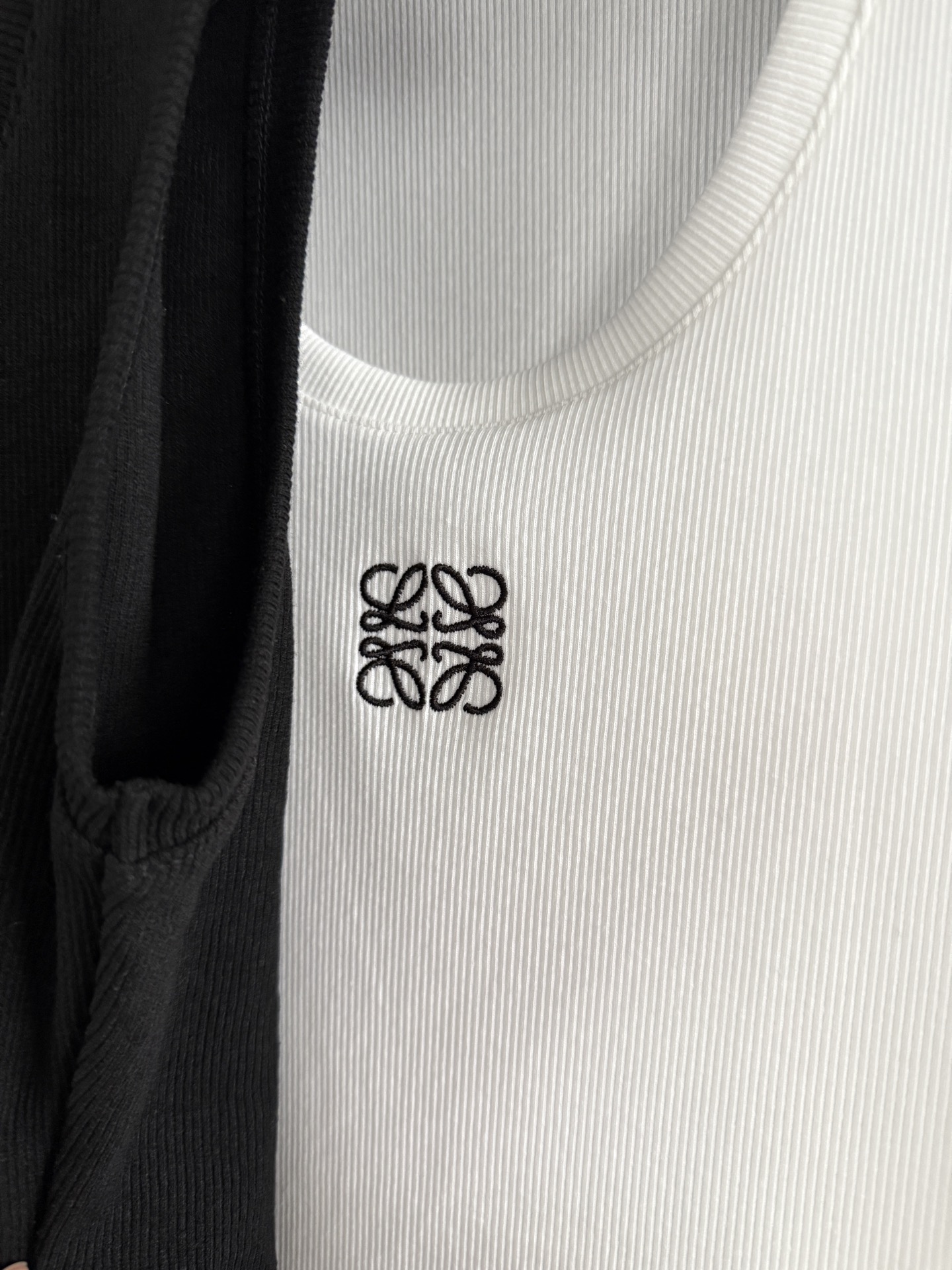 现货‼️‼️🛒款号5/logo刺绣背心✨休闲运动小背心，螺纹抗条弹力棉面料，弹力很大，恰到好处的领口和腋