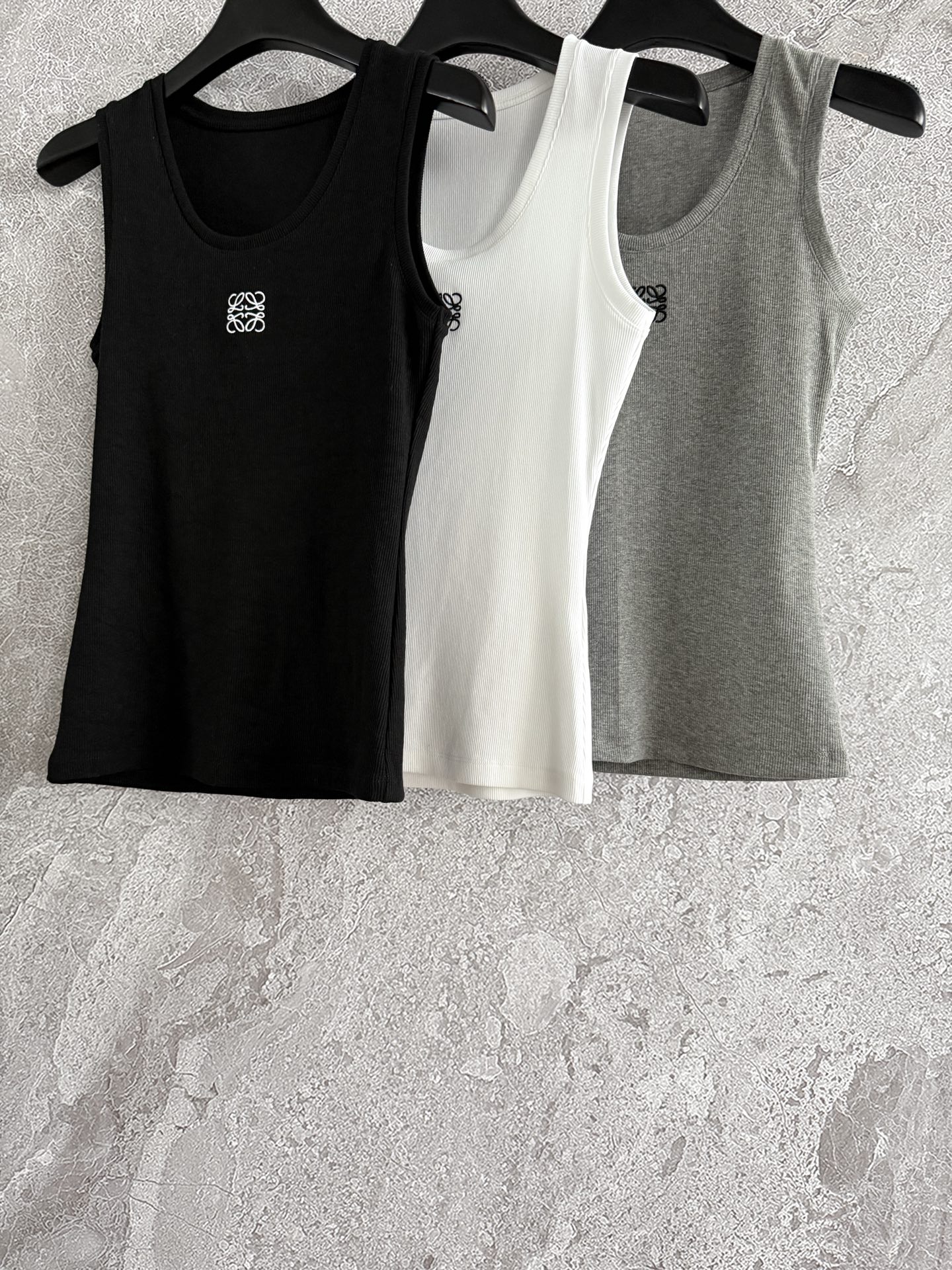 现货‼️‼️🛒款号5/logo刺绣背心✨休闲运动小背心，螺纹抗条弹力棉面料，弹力很大，恰到好处的领口和腋