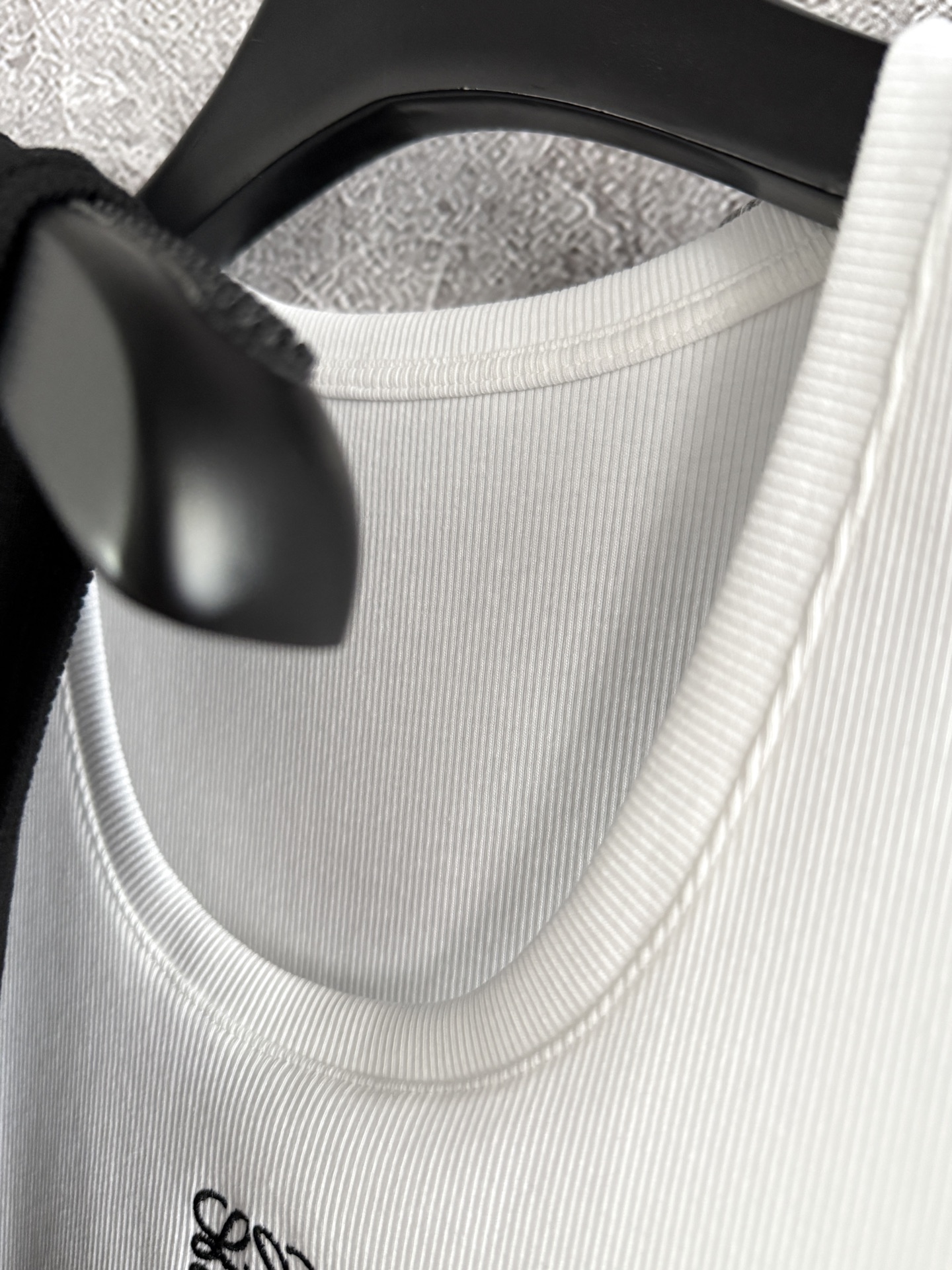 现货‼️‼️🛒款号5/logo刺绣背心✨休闲运动小背心，螺纹抗条弹力棉面料，弹力很大，恰到好处的领口和腋