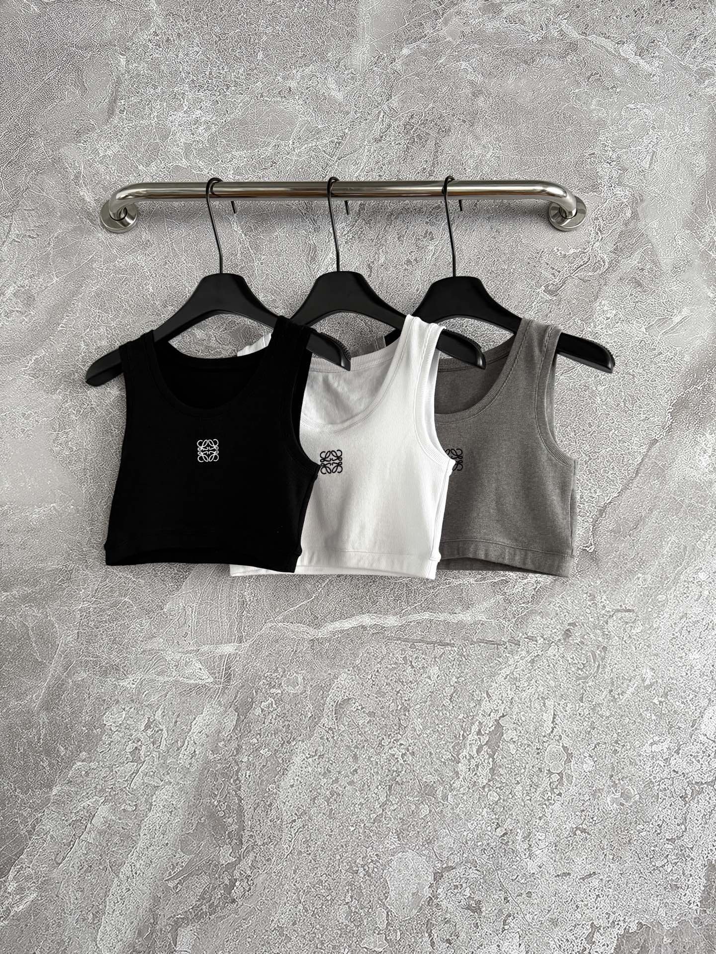 现🛒款号52/高腰短背心✨休闲运动高腰短款背心，螺纹抗条弹力棉面料，弹力很大，恰到好处的领口和腋下，配上