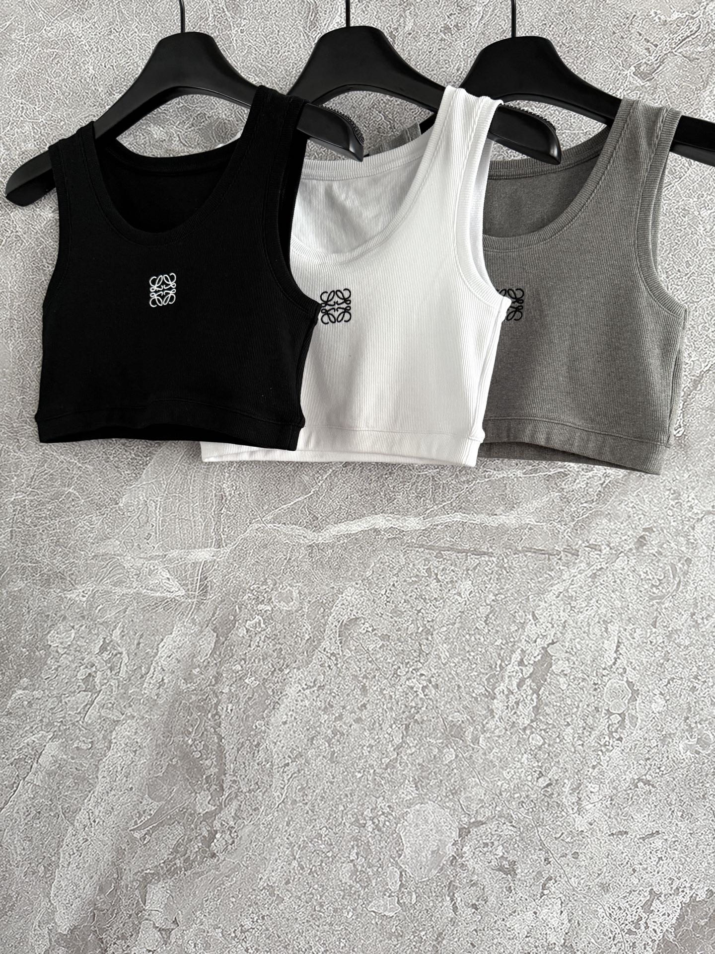 现🛒款号52/高腰短背心✨休闲运动高腰短款背心，螺纹抗条弹力棉面料，弹力很大，恰到好处的领口和腋下，配上