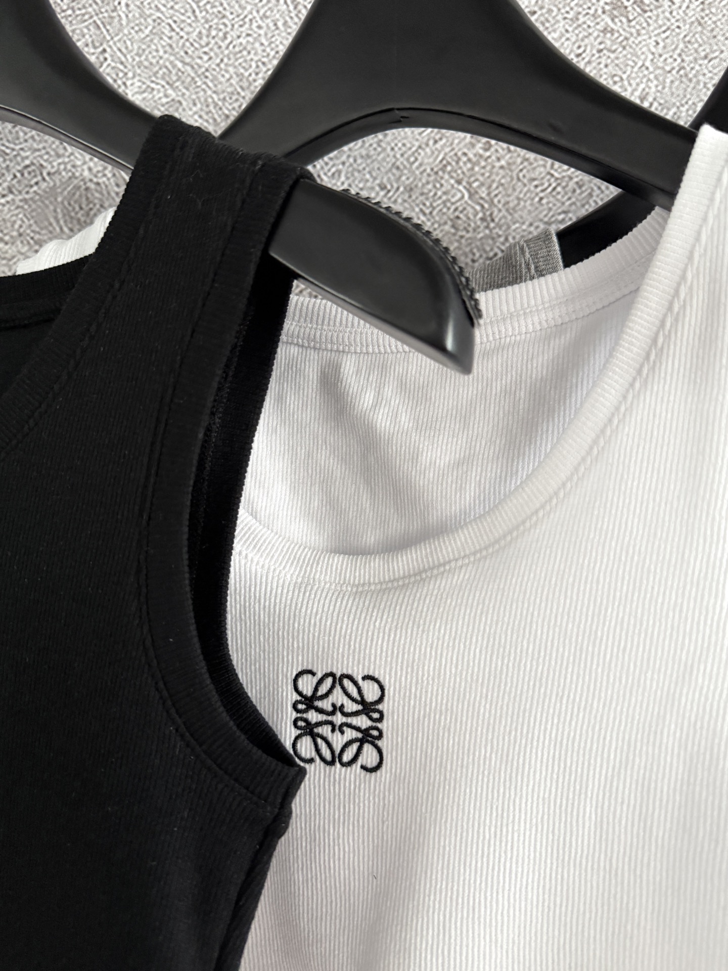 现🛒款号52/高腰短背心✨休闲运动高腰短款背心，螺纹抗条弹力棉面料，弹力很大，恰到好处的领口和腋下，配上