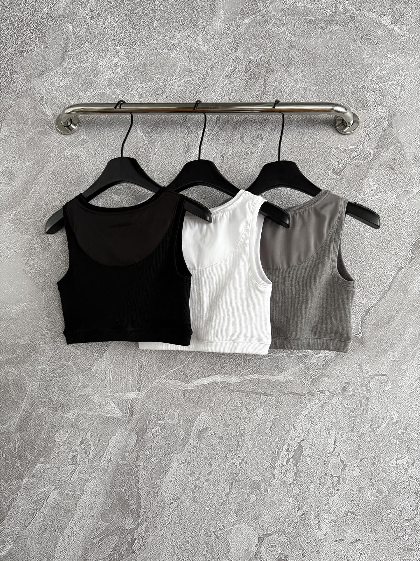 现🛒款号52/高腰短背心✨休闲运动高腰短款背心，螺纹抗条弹力棉面料，弹力很大，恰到好处的领口和腋下，配上