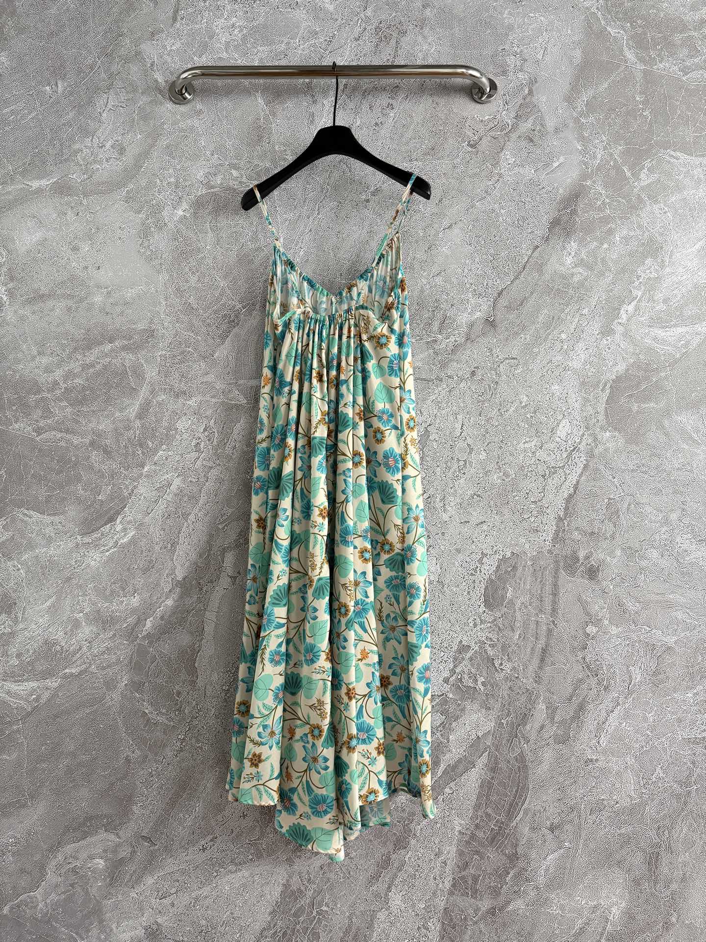 现货‼️‼️/大摆吊带连衣裙✨度假就要这么穿，增添小性感，漫步沙滩、微风拂过、裙摆飘动，诠释不一样的度假