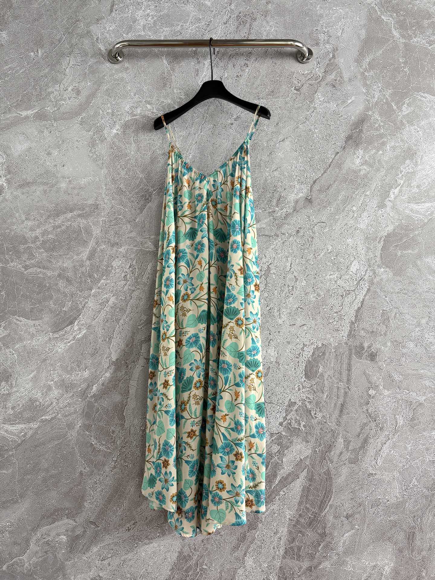 现货‼️‼️/大摆吊带连衣裙✨度假就要这么穿，增添小性感，漫步沙滩、微风拂过、裙摆飘动，诠释不一样的度假