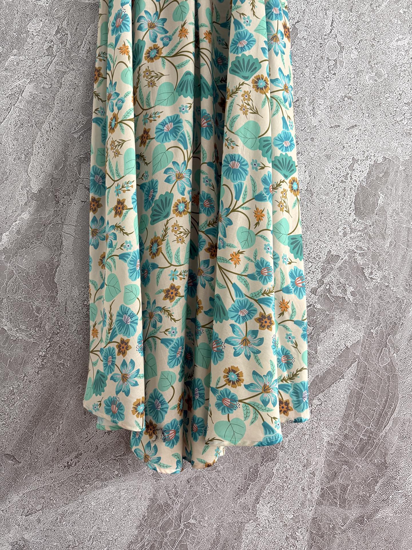 现货‼️‼️/大摆吊带连衣裙✨度假就要这么穿，增添小性感，漫步沙滩、微风拂过、裙摆飘动，诠释不一样的度假