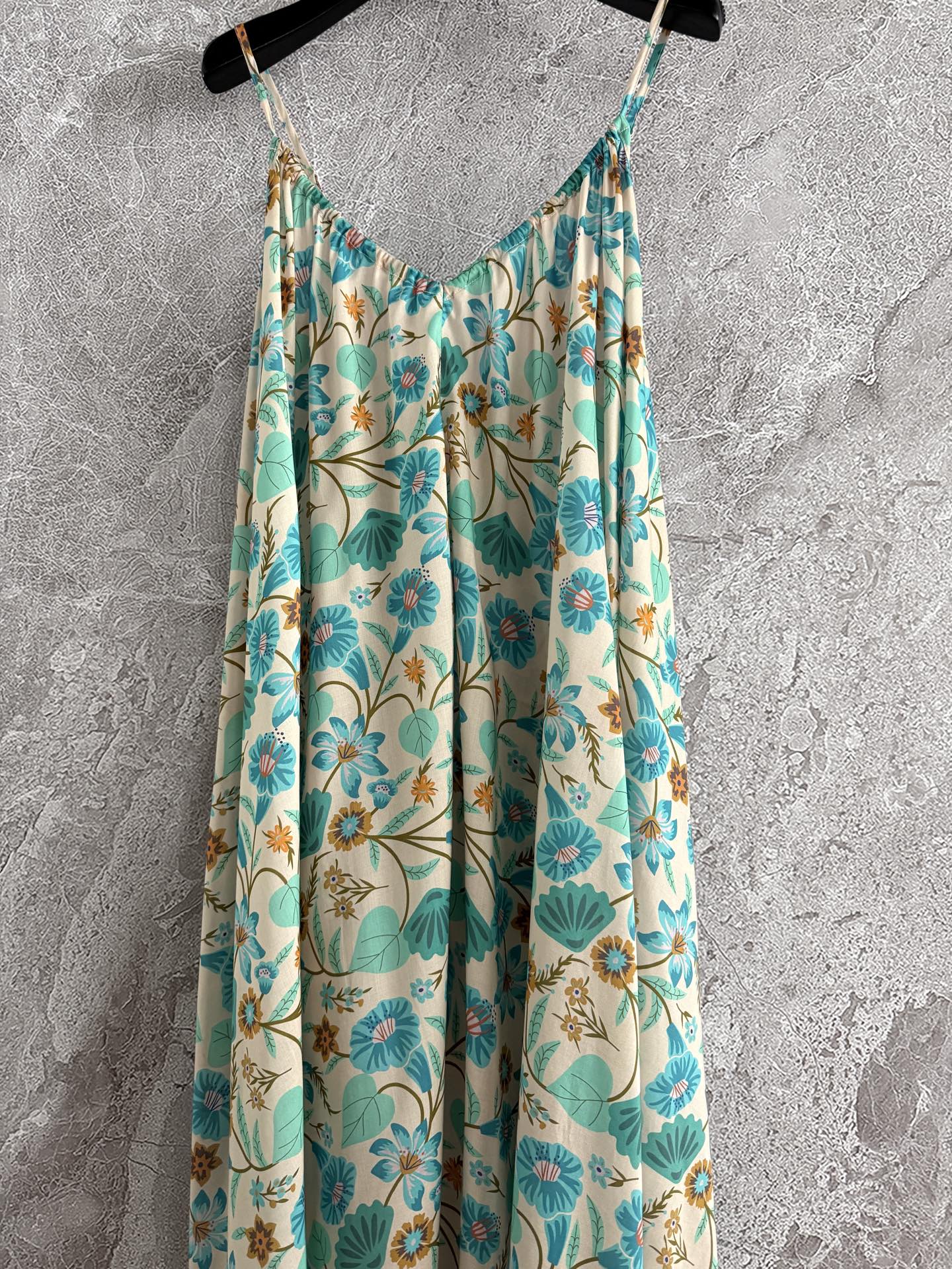 现货‼️‼️/大摆吊带连衣裙✨度假就要这么穿，增添小性感，漫步沙滩、微风拂过、裙摆飘动，诠释不一样的度假