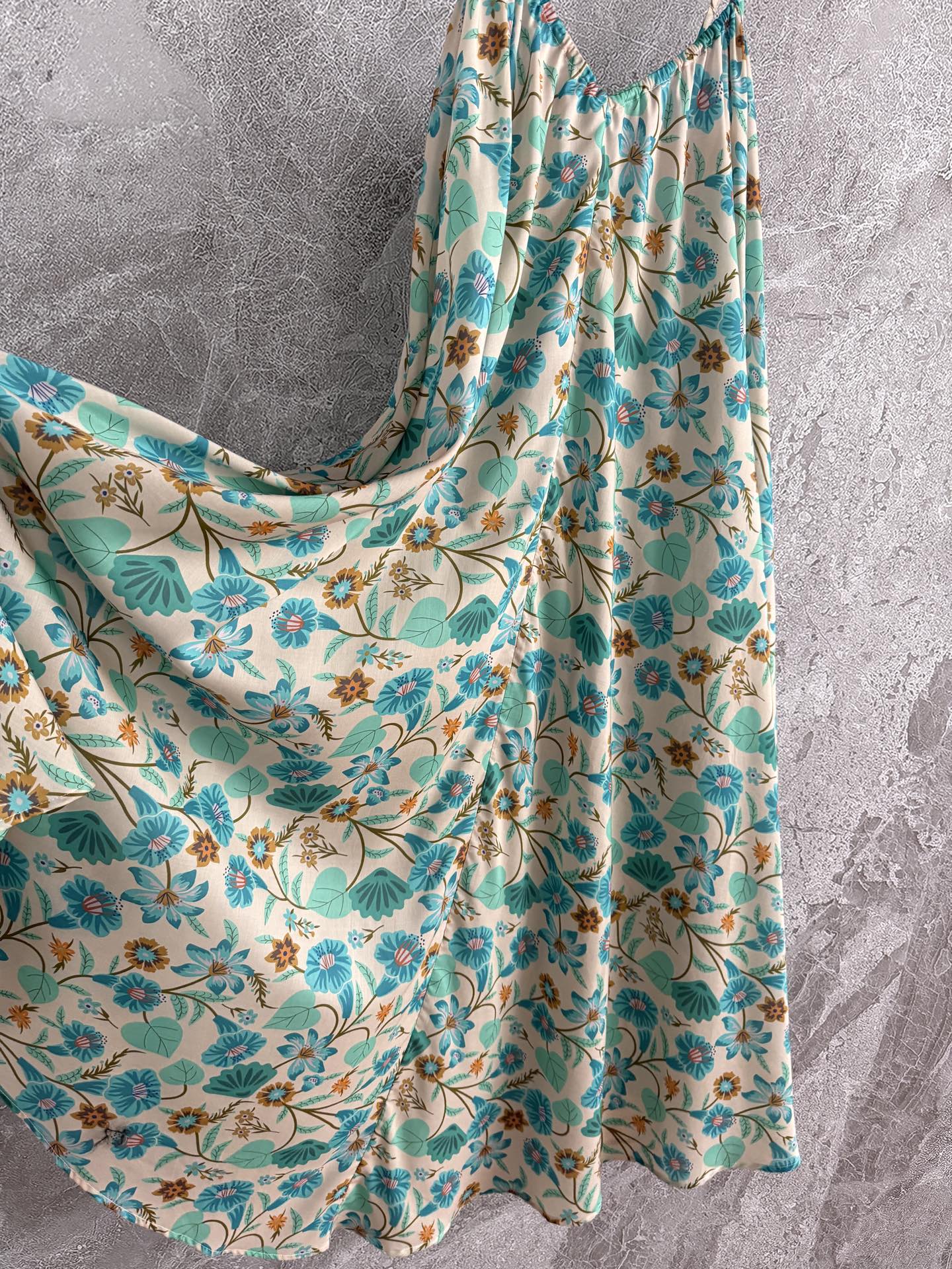 现货‼️‼️/大摆吊带连衣裙✨度假就要这么穿，增添小性感，漫步沙滩、微风拂过、裙摆飘动，诠释不一样的度假