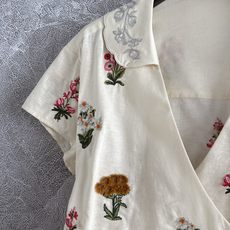重工绣花上衣✨全幅立体刺绣工艺,每一针每一线,都是匠心的凝聚,图案栩栩如生,层次感十足,触感丰富 视觉惊 重工绣花上衣✨全幅立体刺绣工艺,每一针每一线,都是匠心的凝聚,图案栩栩如生,层次感十足,触感丰富 视觉惊