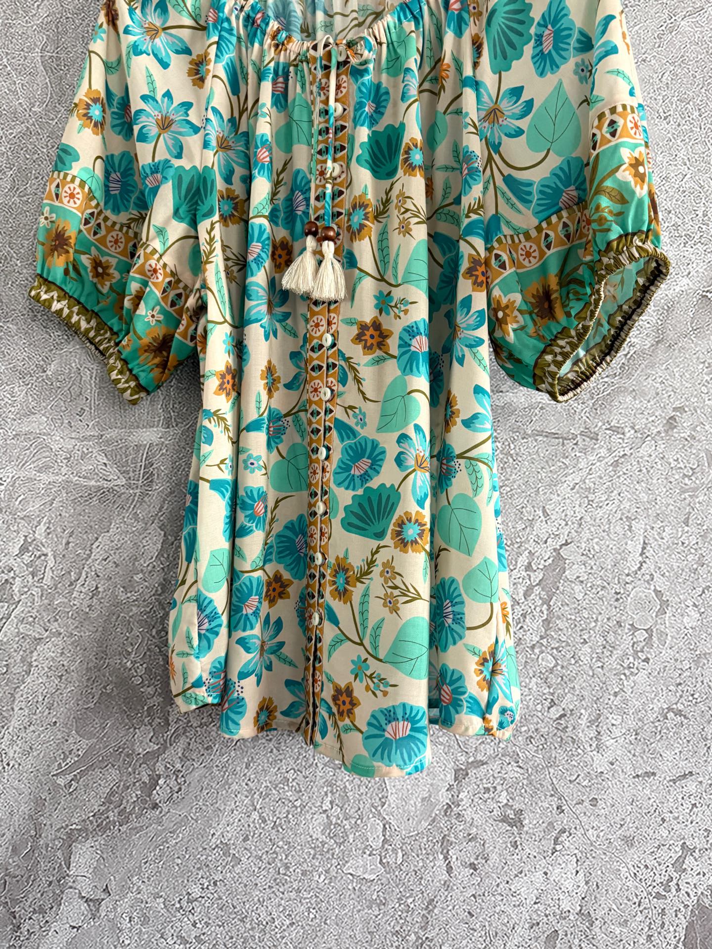 现货‼️‼️/定位花流苏上衣✨度假就要这么穿，打开门襟扣、漫步沙滩、微风拂过、搭配清风阔摆半裙，诠释不一