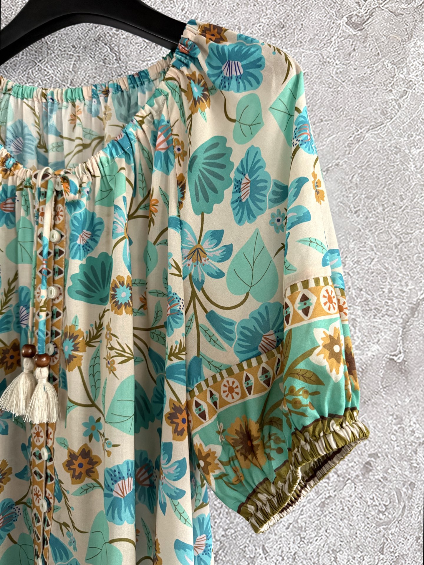 现货‼️‼️/定位花流苏上衣✨度假就要这么穿，打开门襟扣、漫步沙滩、微风拂过、搭配清风阔摆半裙，诠释不一