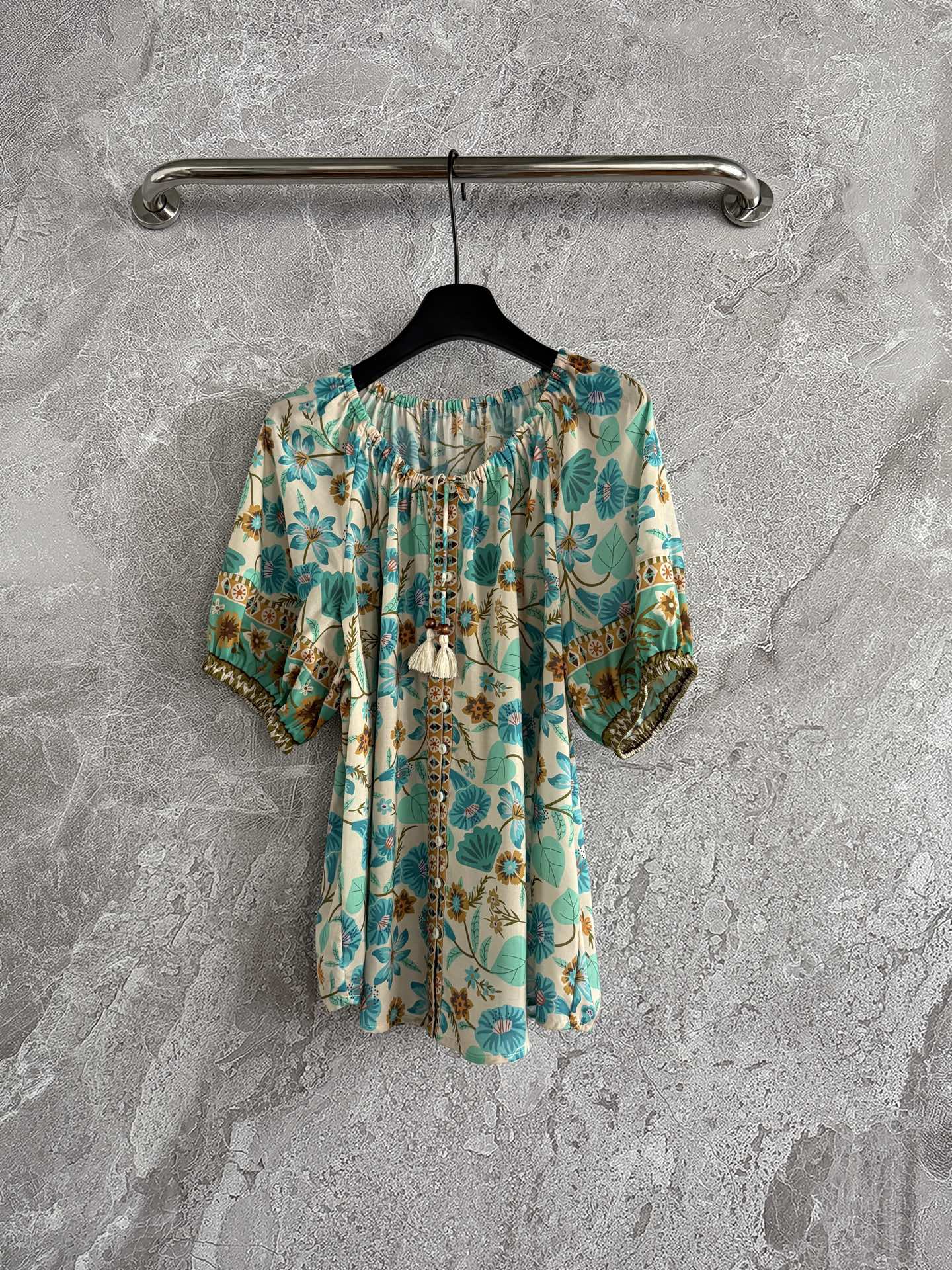 现货‼️‼️/定位花流苏上衣✨度假就要这么穿，打开门襟扣、漫步沙滩、微风拂过、搭配清风阔摆半裙，诠释不一