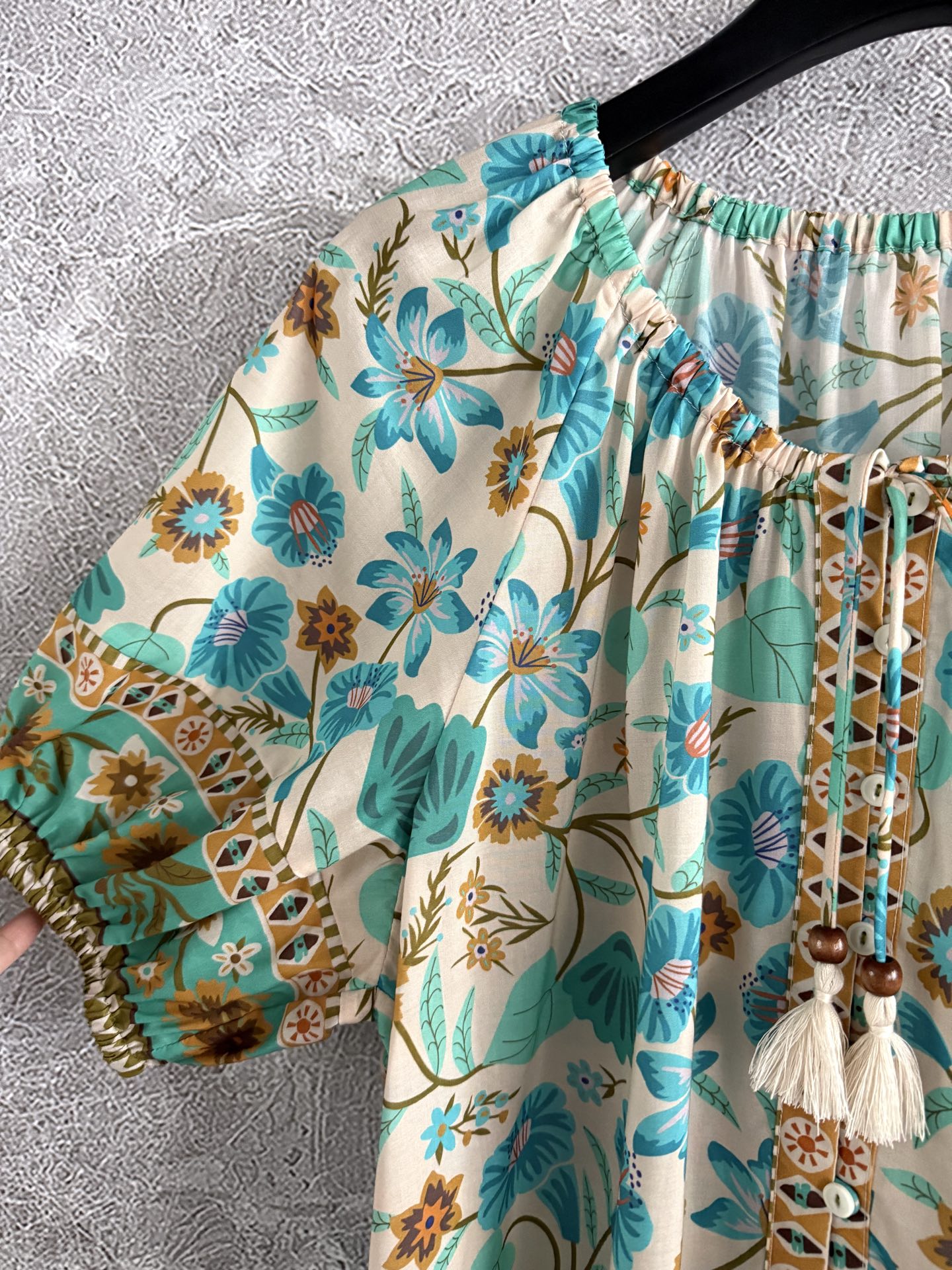 现货‼️‼️/定位花流苏上衣✨度假就要这么穿，打开门襟扣、漫步沙滩、微风拂过、搭配清风阔摆半裙，诠释不一