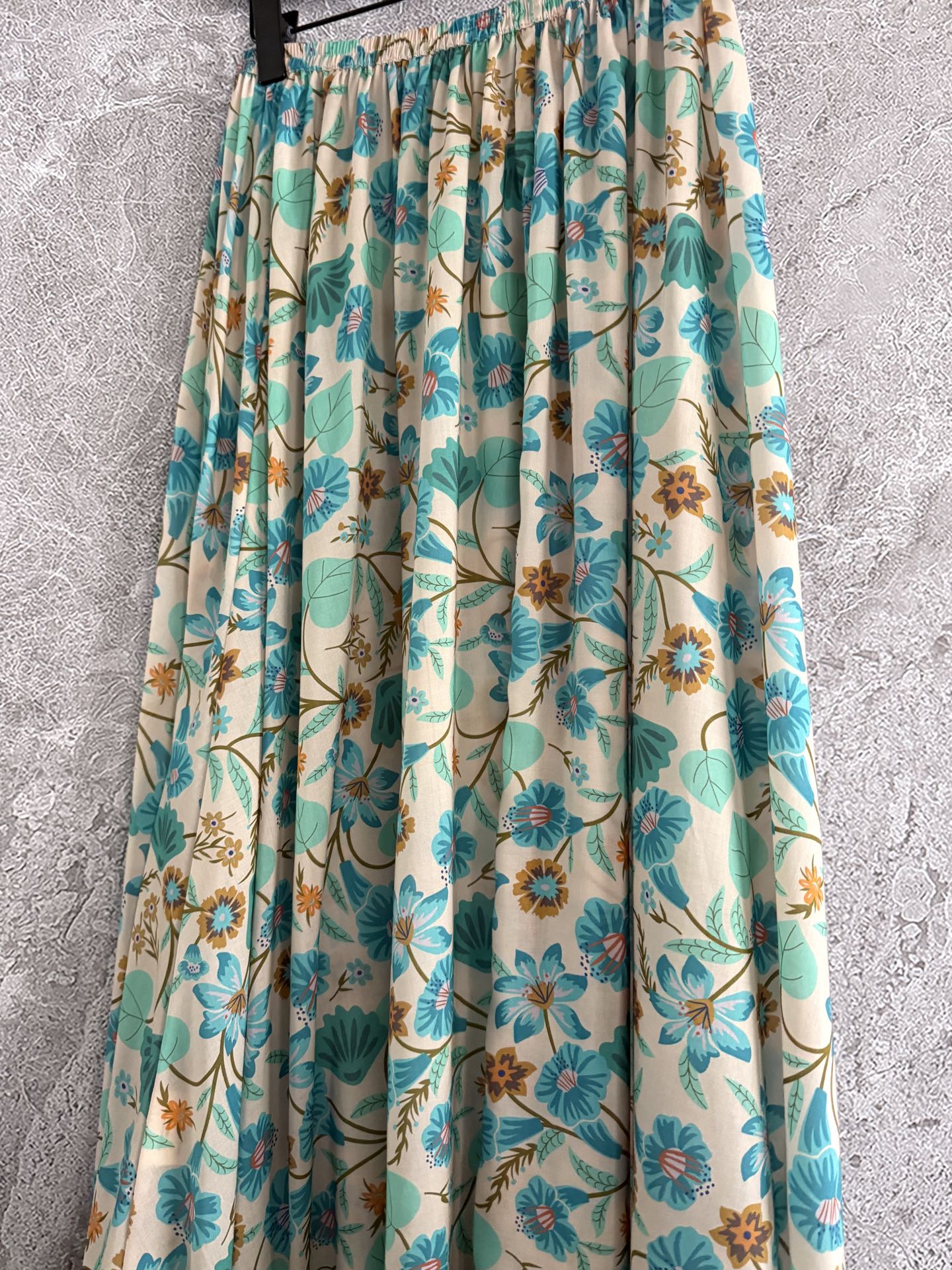 现货‼️‼️/清风阔摆半裙✨度假就要这么穿，打开门襟扣、漫步沙滩、微风拂过、搭配系列印花上衣，诠释不一样