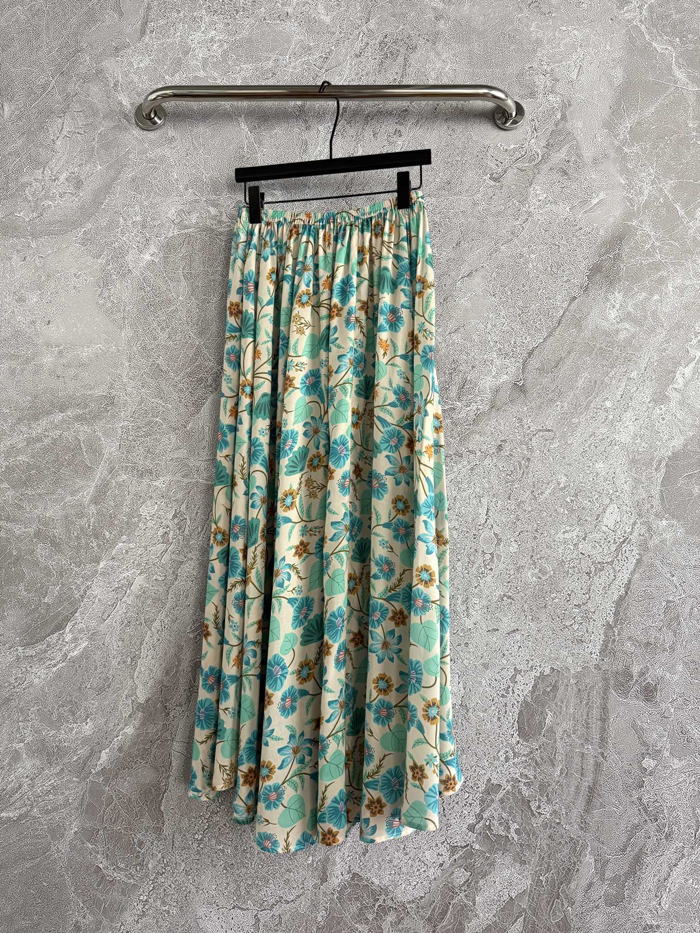 现货‼️‼️/清风阔摆半裙✨度假就要这么穿，打开门襟扣、漫步沙滩、微风拂过、搭配系列印花上衣，诠释不一样