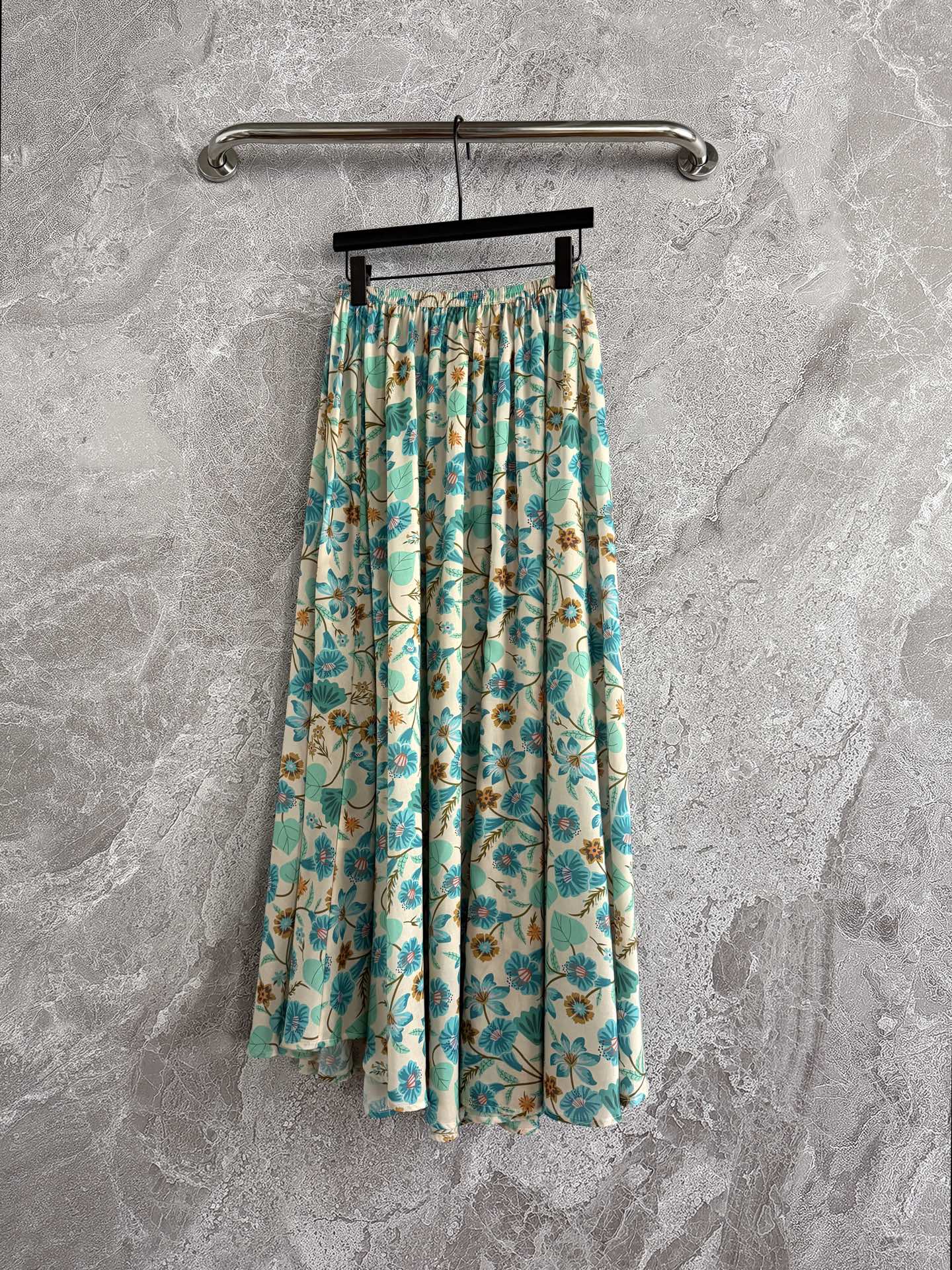 现货‼️‼️/清风阔摆半裙✨度假就要这么穿，打开门襟扣、漫步沙滩、微风拂过、搭配系列印花上衣，诠释不一样