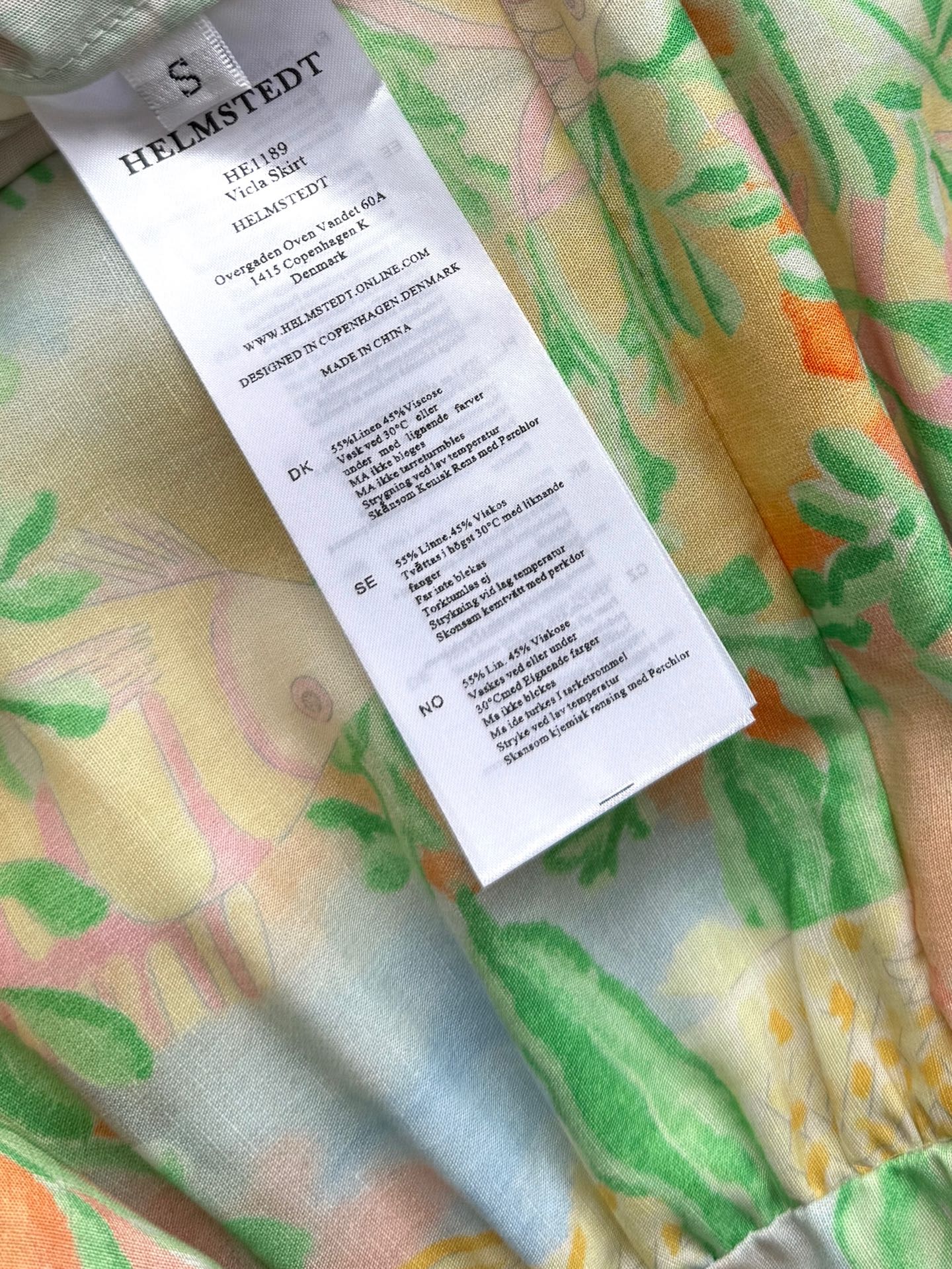 手绘海底谧境半裙✨辨识度很强的一个丹麦品牌，擅长各种手绘图案，以鲜艳的水粉和油彩呈现出清晰可见的笔触，整