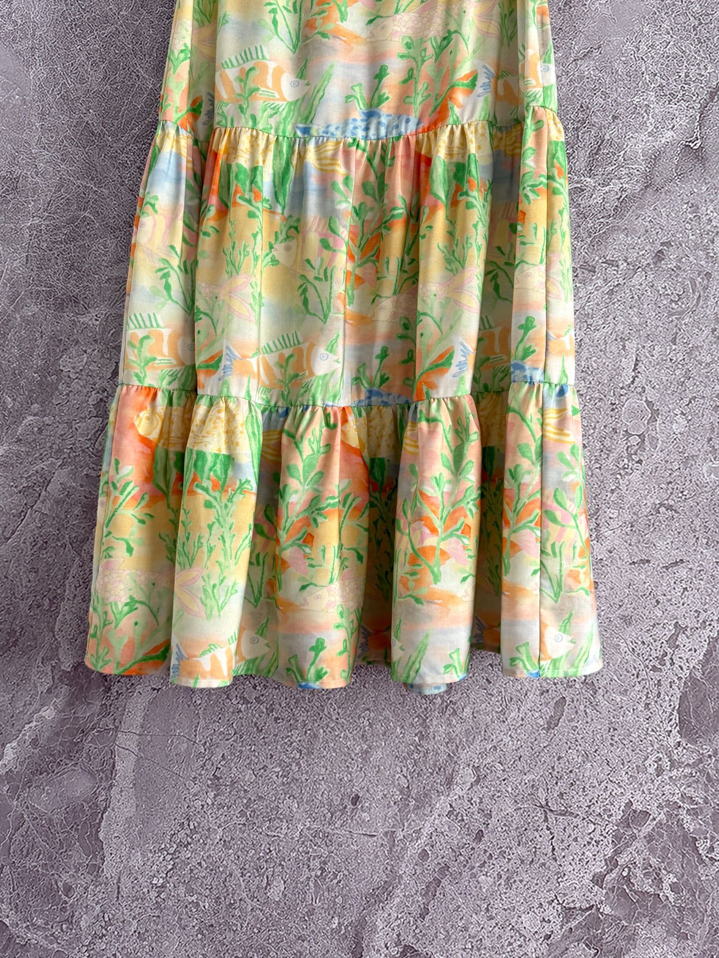 手绘海底谧境半裙✨辨识度很强的一个丹麦品牌，擅长各种手绘图案，以鲜艳的水粉和油彩呈现出清晰可见的笔触，整
