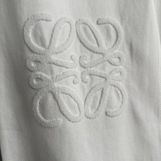 现货‼️‼️/白色牛仔裤✨对比蓝色款的白色工艺更复杂,logo是立体毛巾绣工艺,属于很立体浮雕感的绣花, 现货‼️‼️/白色牛仔裤✨对比蓝色款的白色工艺更复杂,logo是立体毛巾绣工艺,属于很立体浮雕感的绣花,