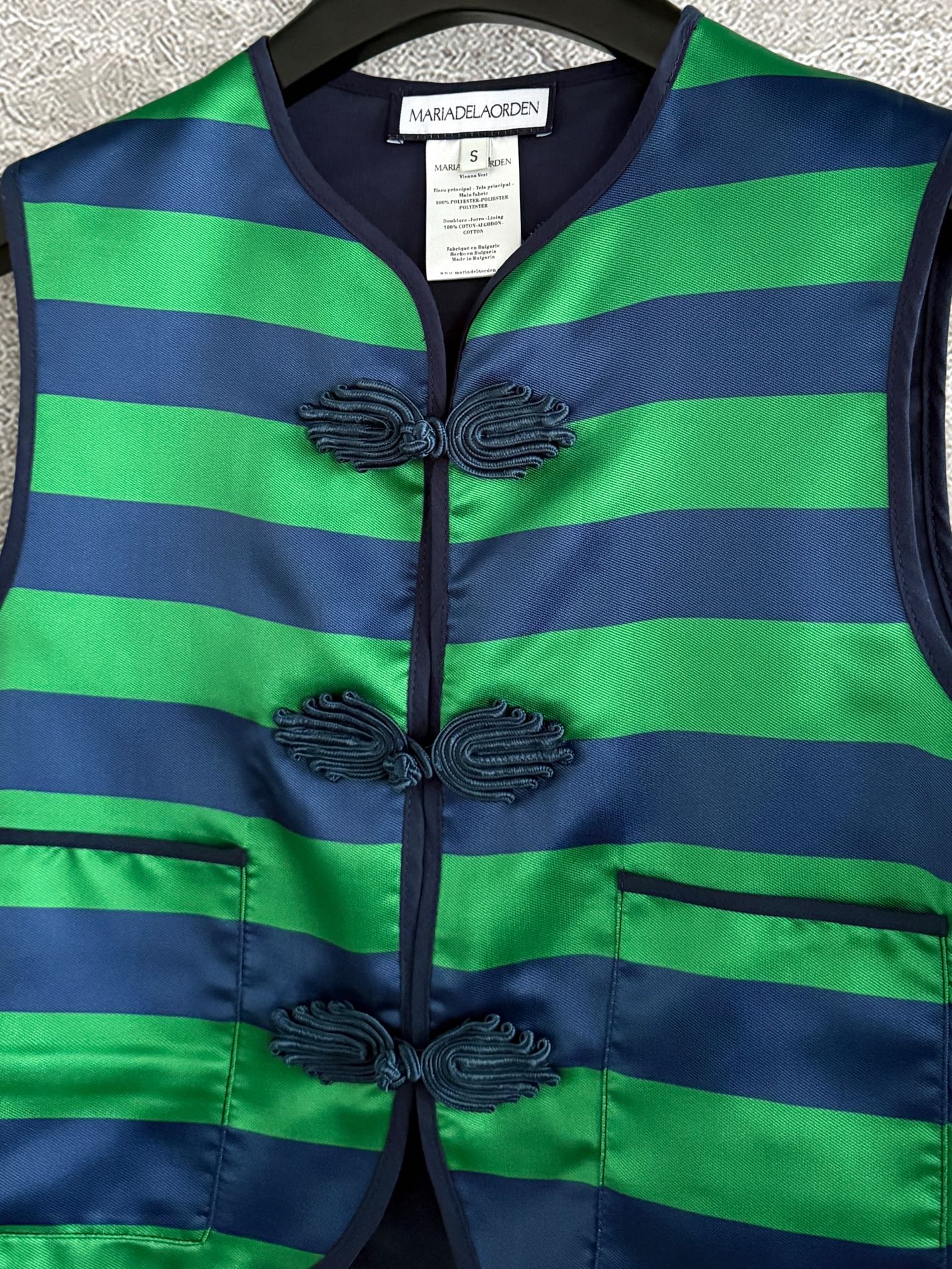 现货‼️‼️/国风盘扣套装✨条纹撞色背心上衣，搭配高腰半裙，一套出售，不拆码‼️随着对东方文化的不断探索