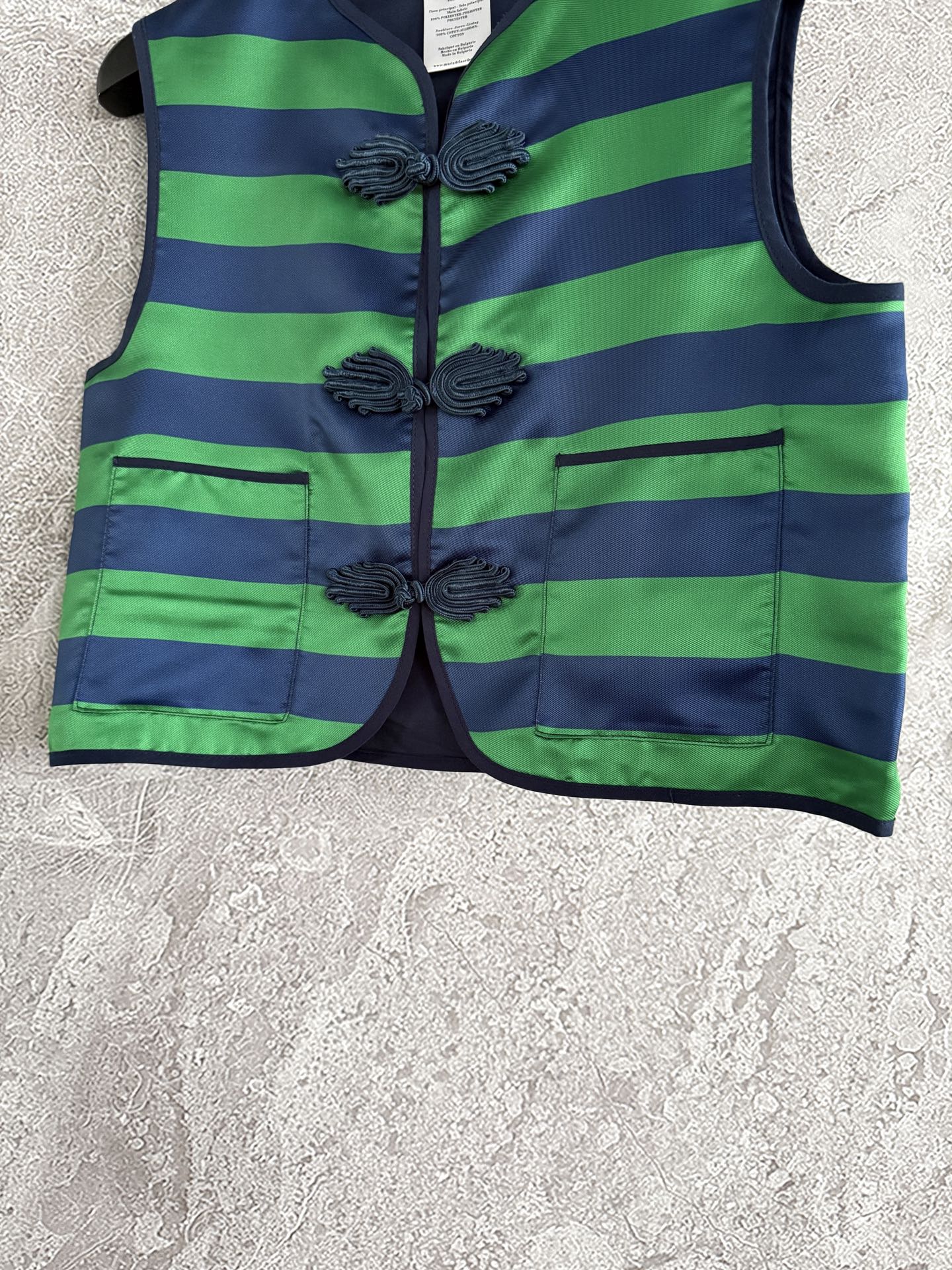 现货‼️‼️/国风盘扣套装✨条纹撞色背心上衣，搭配高腰半裙，一套出售，不拆码‼️随着对东方文化的不断探索