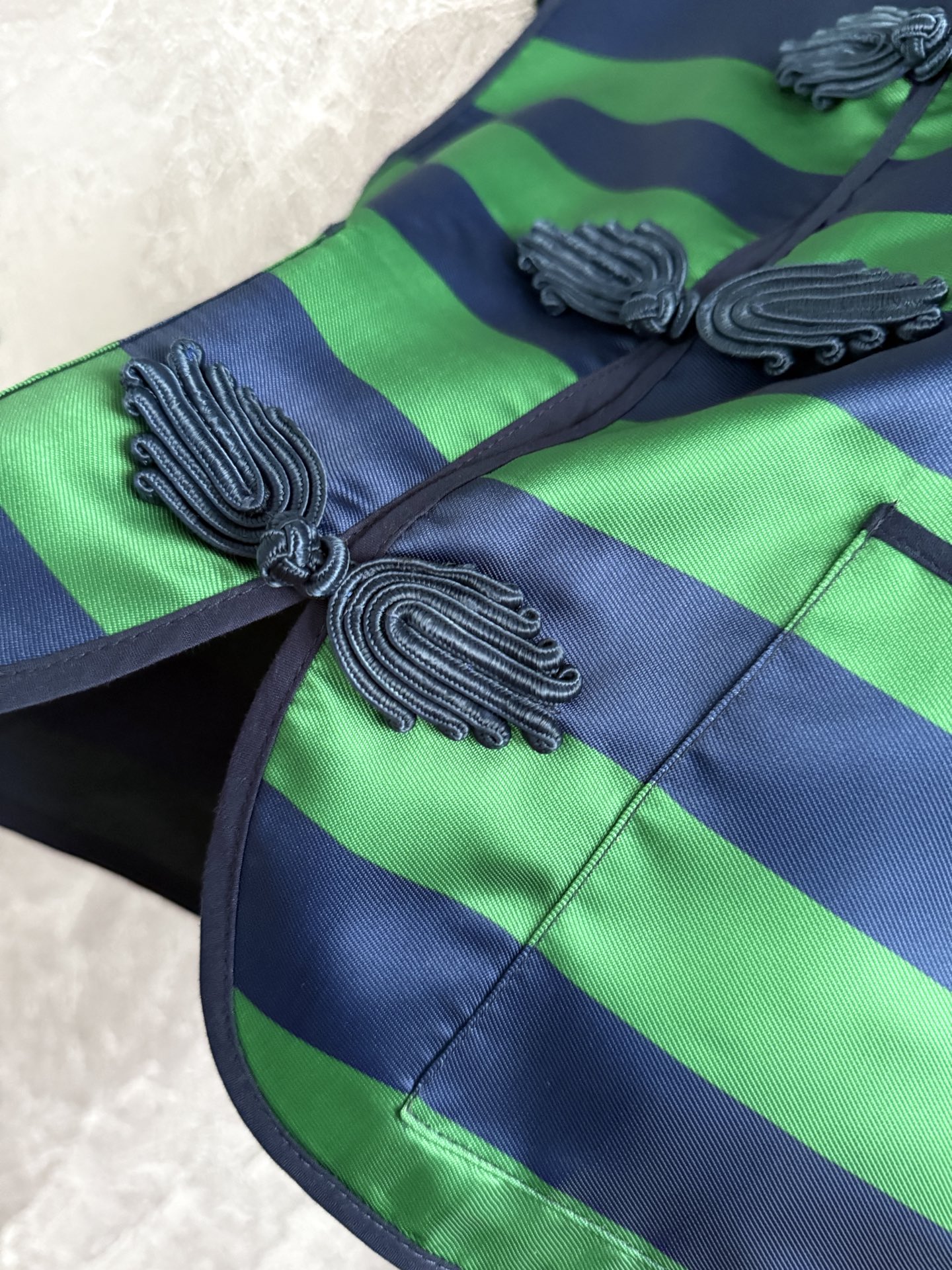 现货‼️‼️/国风盘扣套装✨条纹撞色背心上衣，搭配高腰半裙，一套出售，不拆码‼️随着对东方文化的不断探索