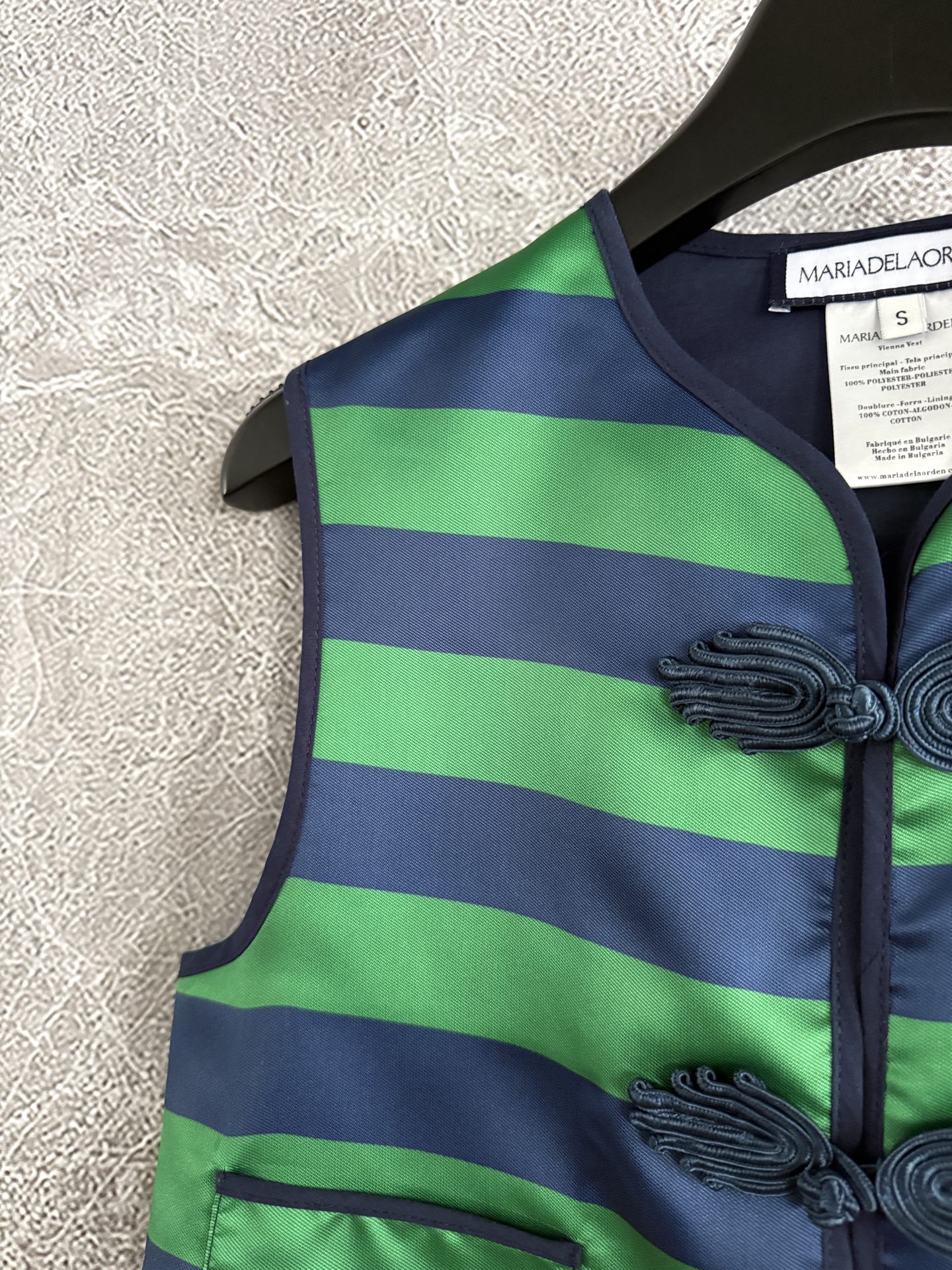 现货‼️‼️/国风盘扣套装✨条纹撞色背心上衣，搭配高腰半裙，一套出售，不拆码‼️随着对东方文化的不断探索