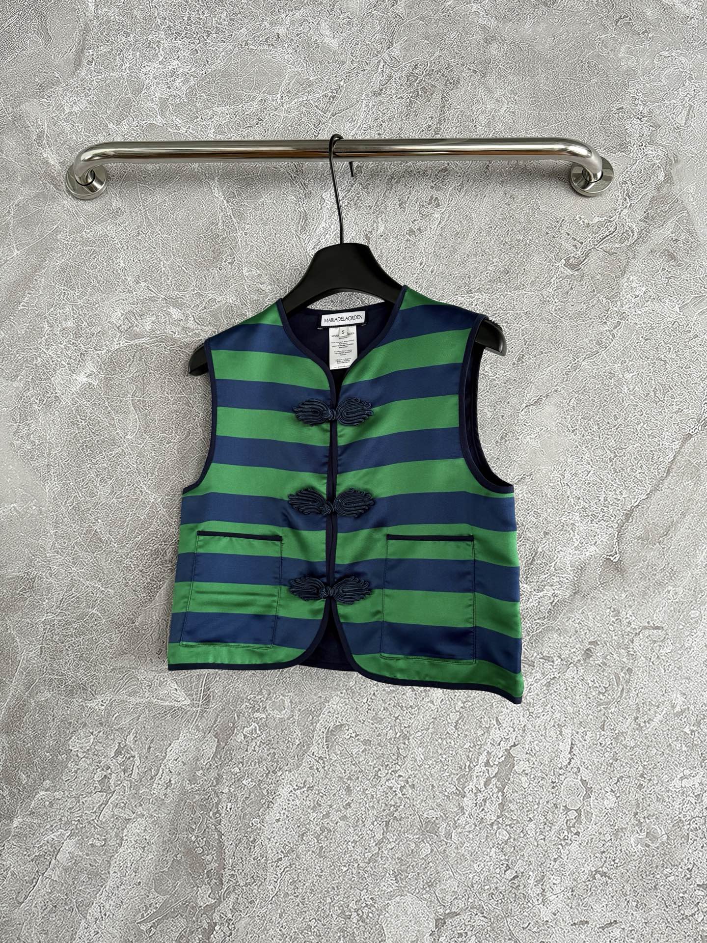 现货‼️‼️/国风盘扣套装✨条纹撞色背心上衣，搭配高腰半裙，一套出售，不拆码‼️随着对东方文化的不断探索