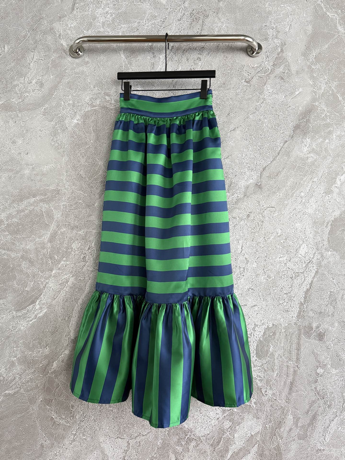 现货‼️‼️/国风盘扣套装✨条纹撞色背心上衣，搭配高腰半裙，一套出售，不拆码‼️随着对东方文化的不断探索