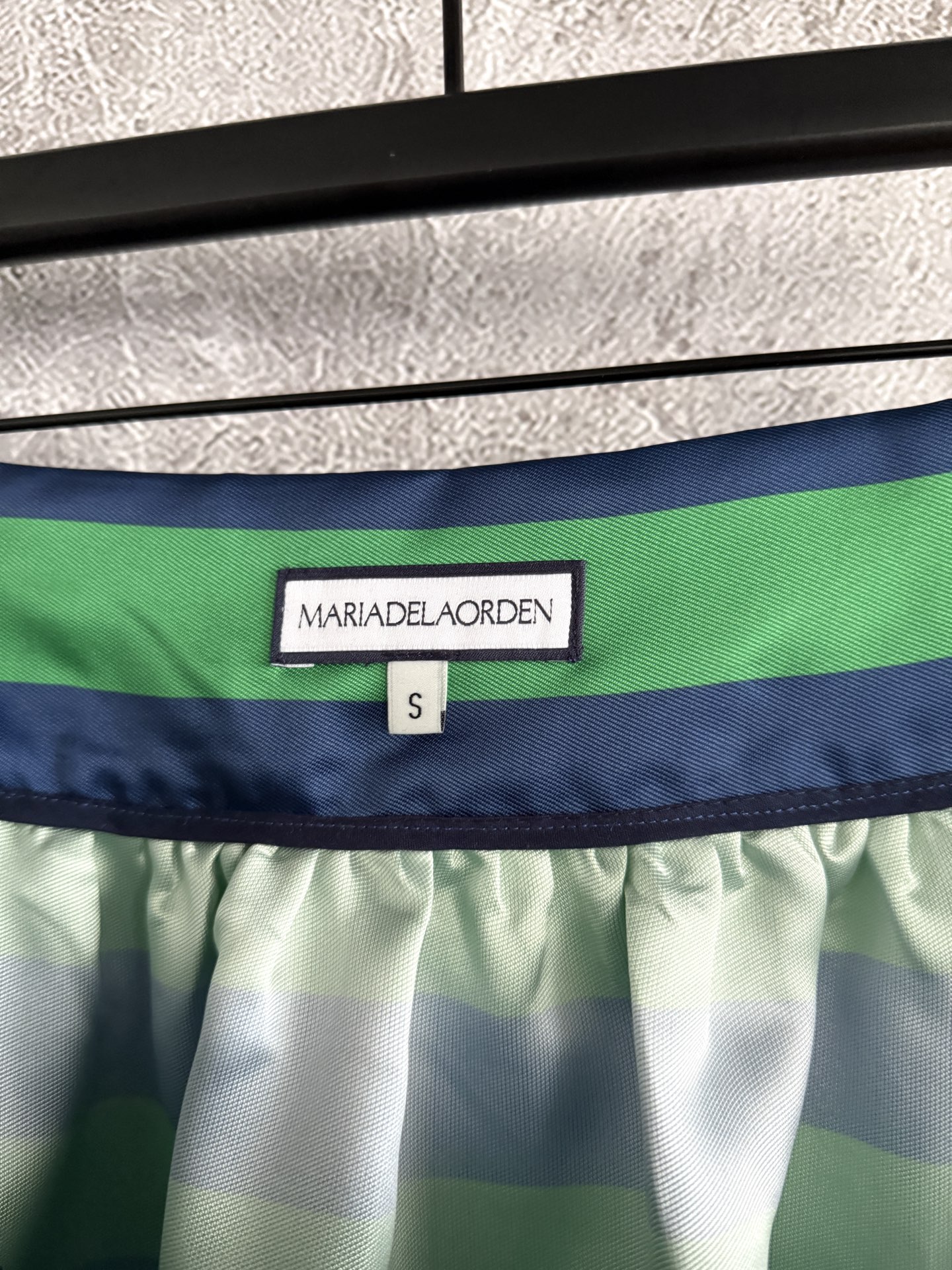 现货‼️‼️/国风盘扣套装✨条纹撞色背心上衣，搭配高腰半裙，一套出售，不拆码‼️随着对东方文化的不断探索