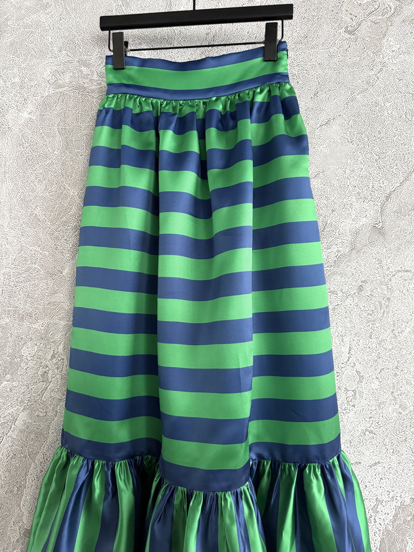 现货‼️‼️/国风盘扣套装✨条纹撞色背心上衣，搭配高腰半裙，一套出售，不拆码‼️随着对东方文化的不断探索