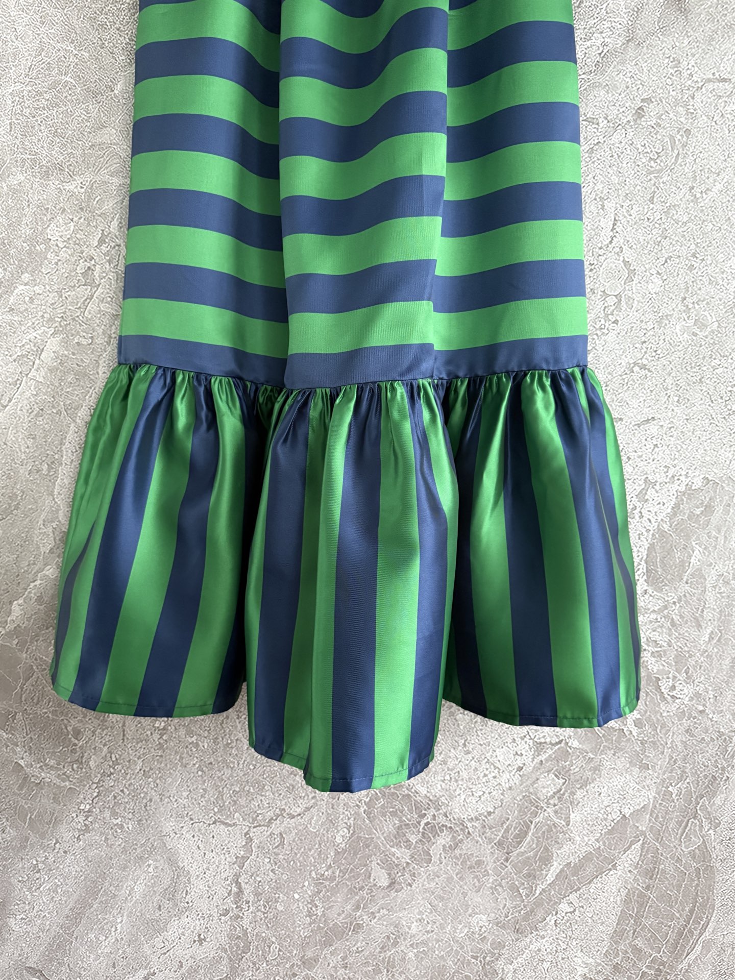 现货‼️‼️/国风盘扣套装✨条纹撞色背心上衣，搭配高腰半裙，一套出售，不拆码‼️随着对东方文化的不断探索