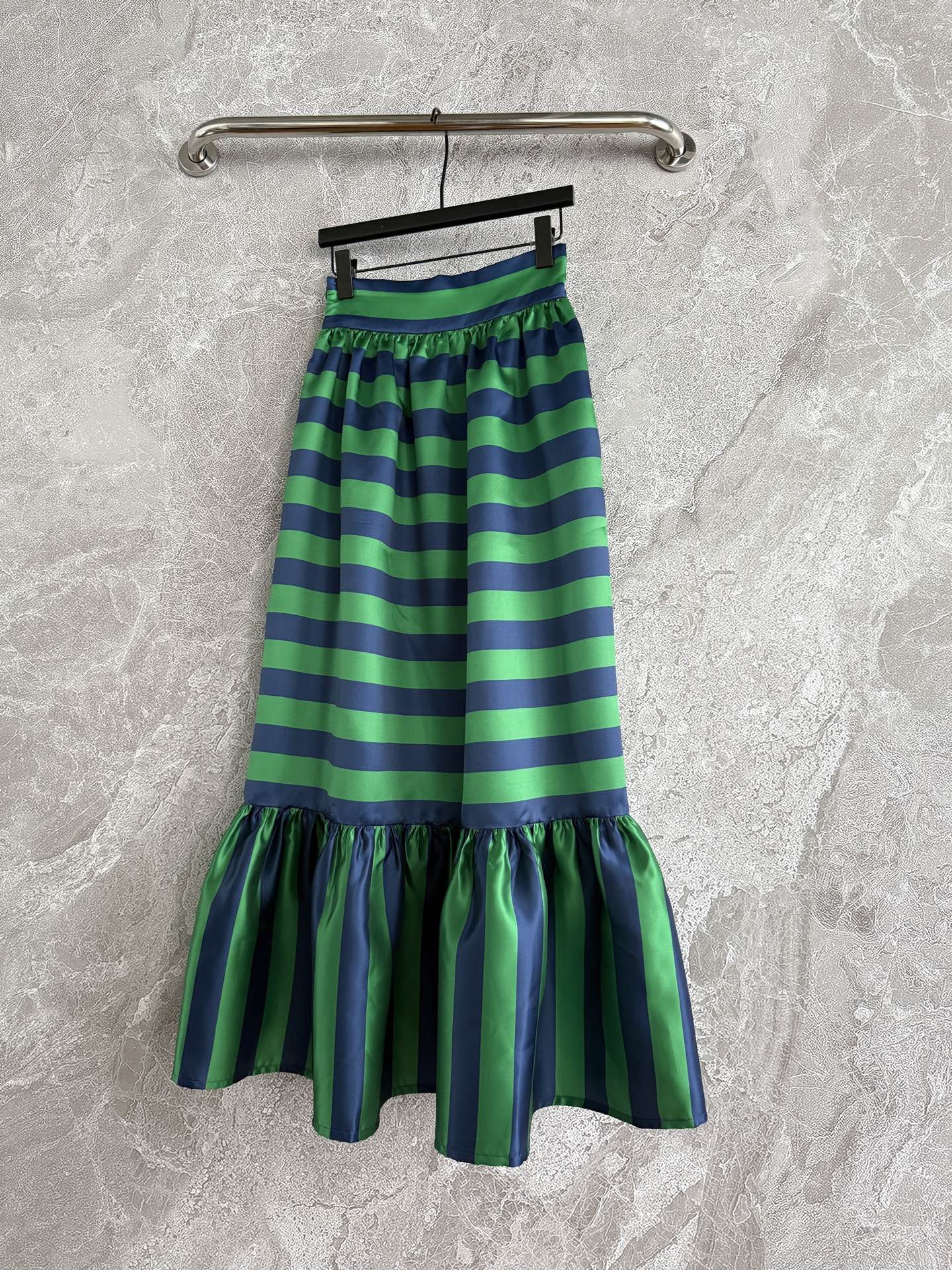 现货‼️‼️/国风盘扣套装✨条纹撞色背心上衣，搭配高腰半裙，一套出售，不拆码‼️随着对东方文化的不断探索