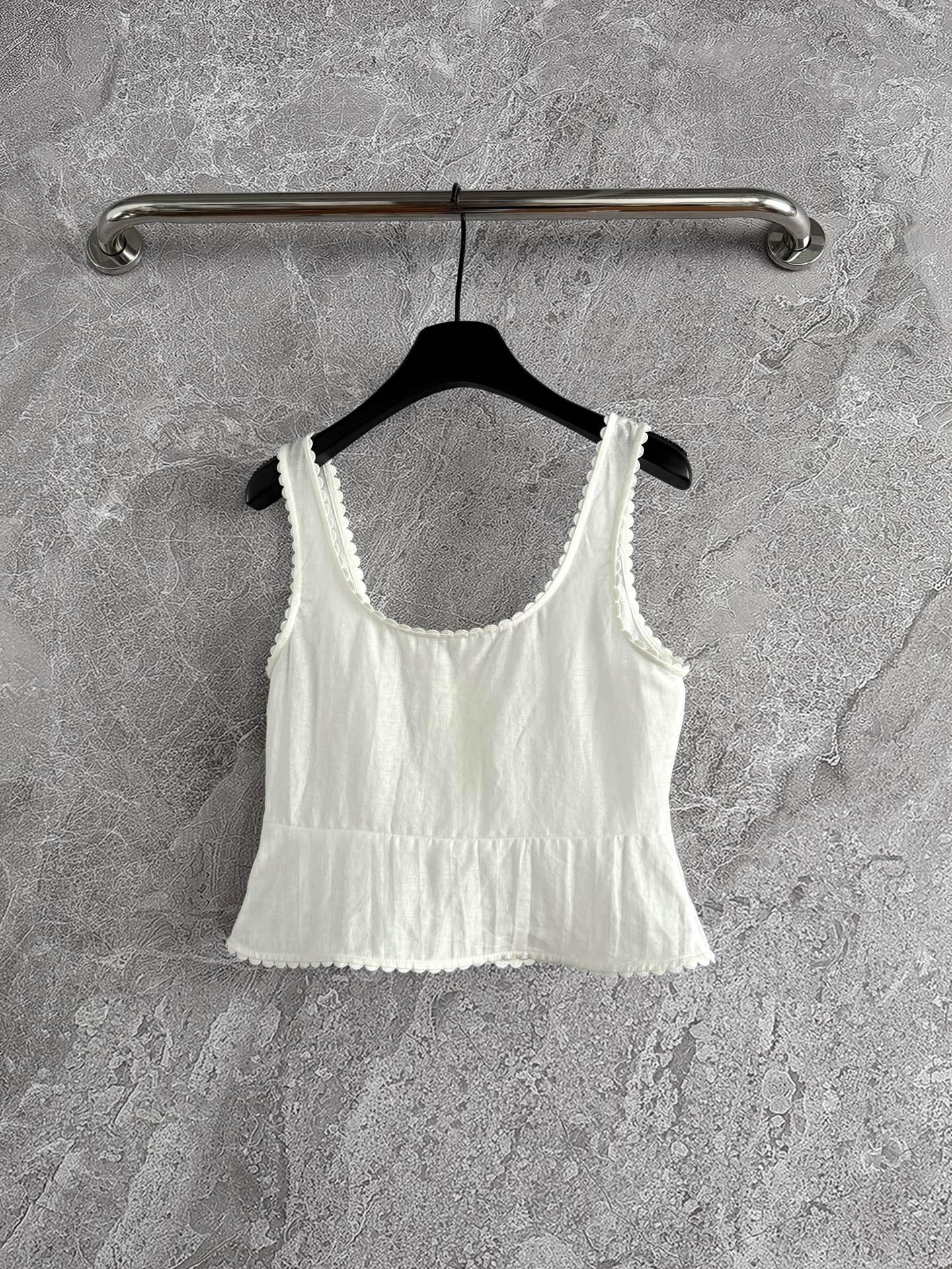 现货‼️‼️/绣花系扣背心✨镂空刺绣花边大圆领前系扣休闲上衣，水溶绣花交织的温柔灵动，领口、夹圈、下围一